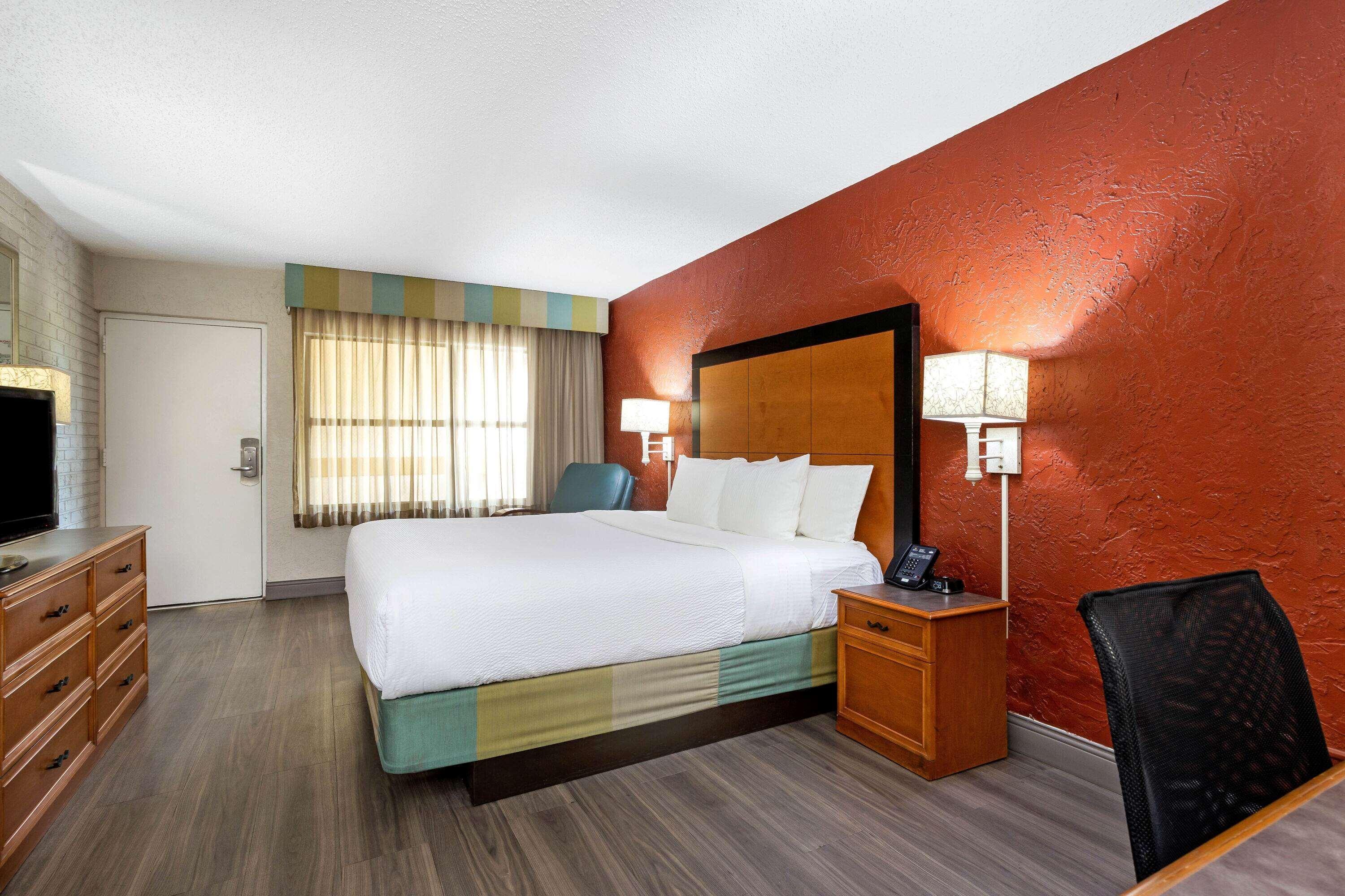 Hotel La Quinta Airport Stadium Westshore 3*