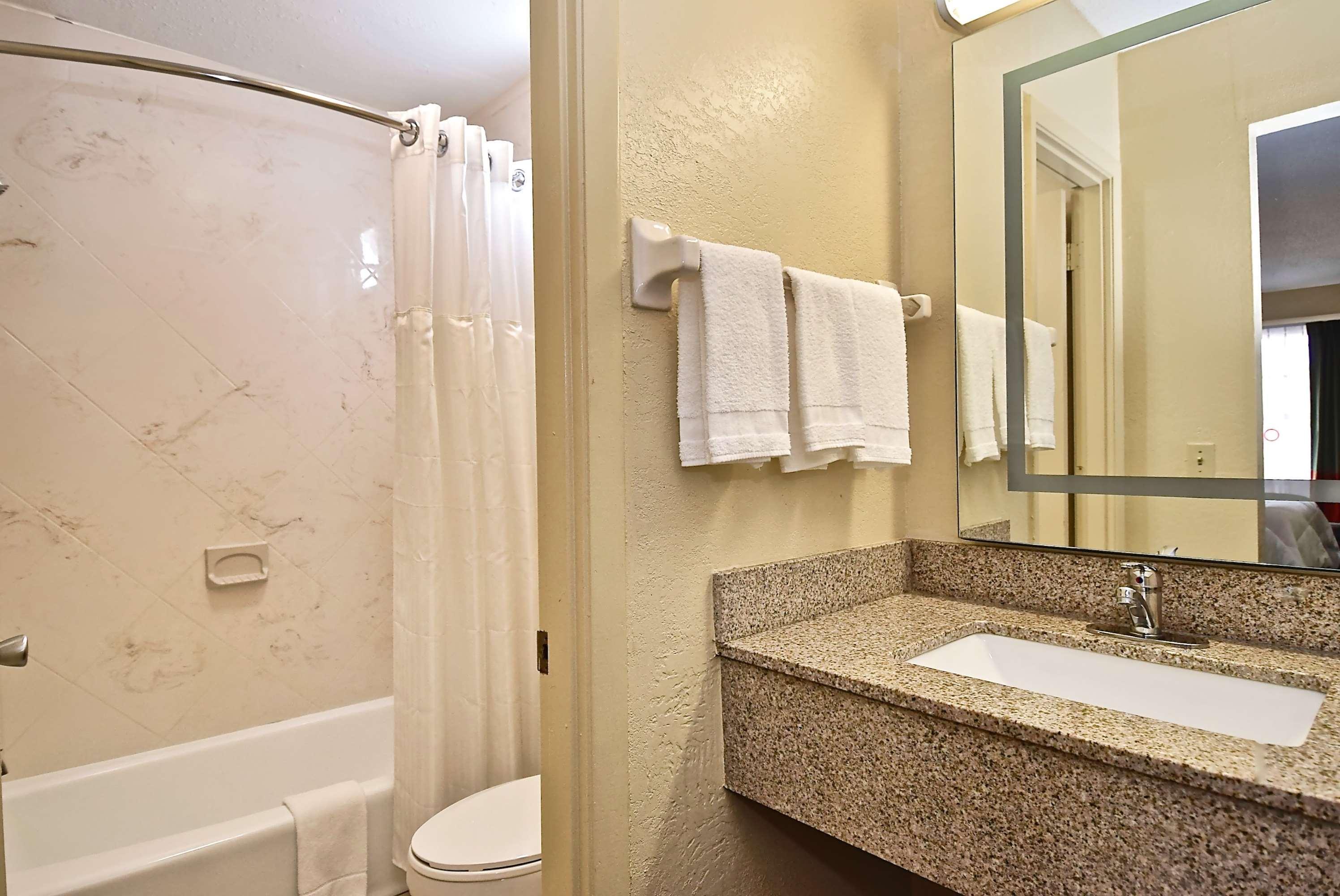 Hotel Surestay By Western Lido 2*