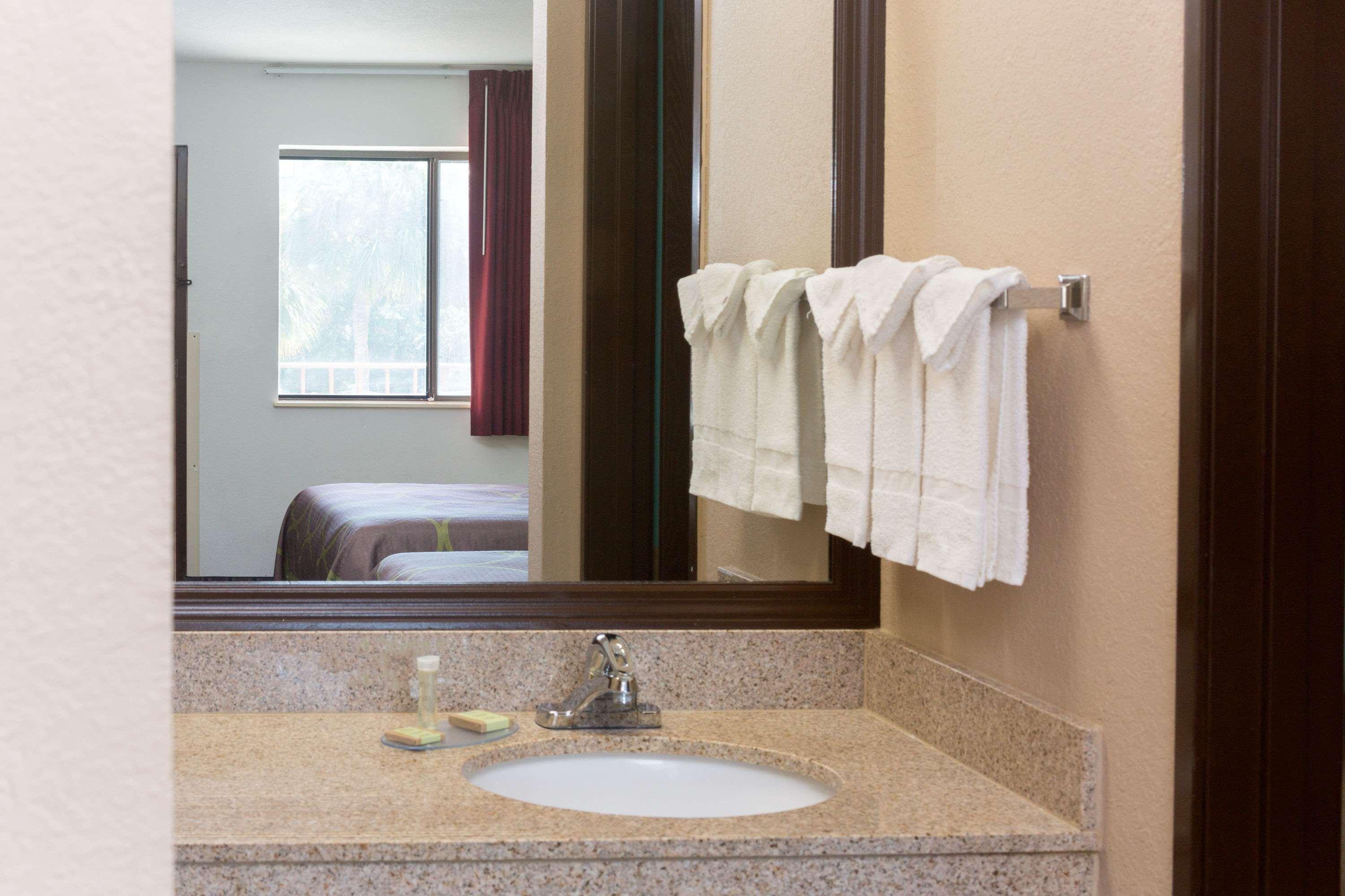 Super 8 By Wyndham * Naples
