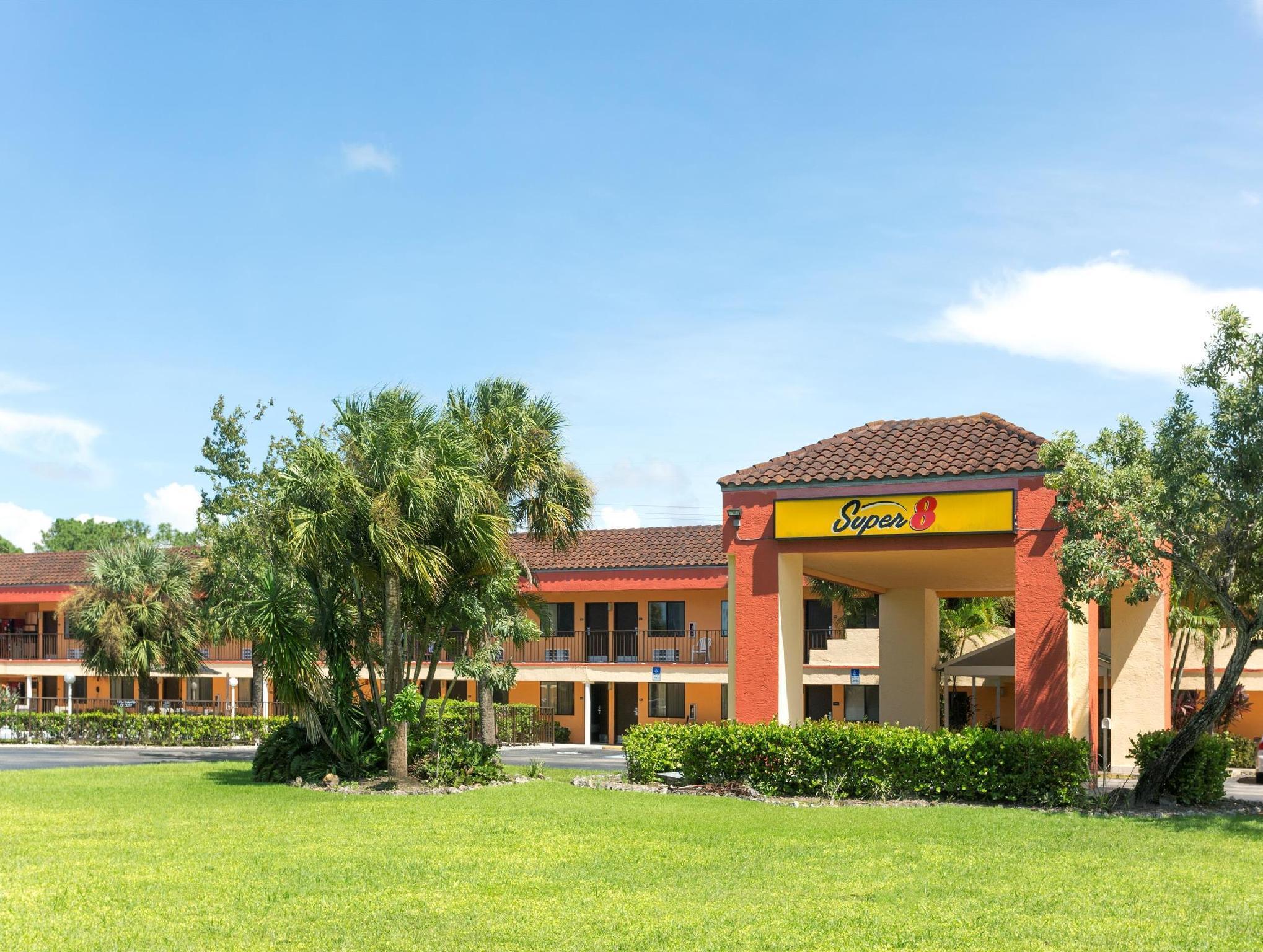 Super 8 By Wyndham Hotel