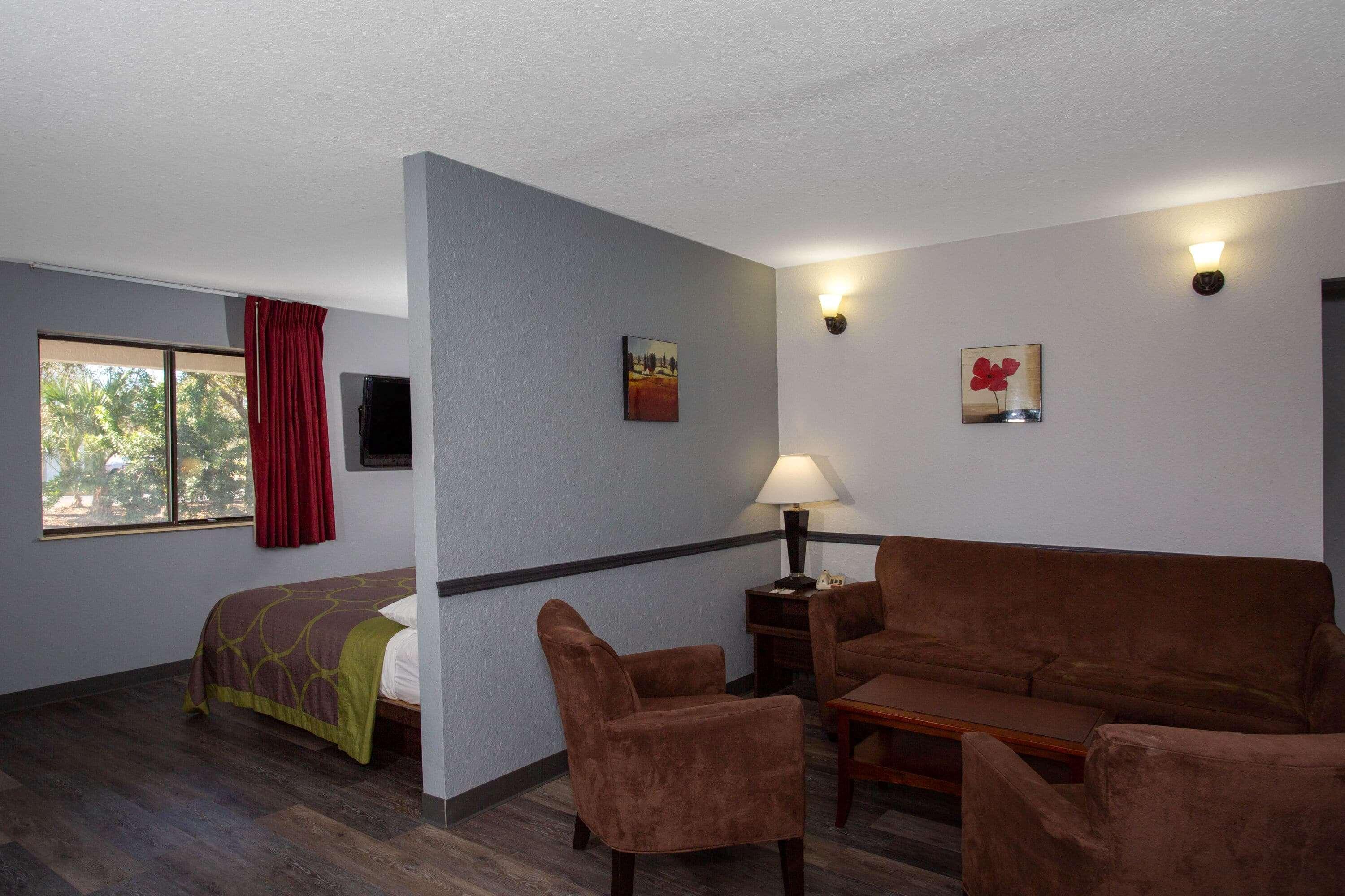 Super 8 By Wyndham Hotel