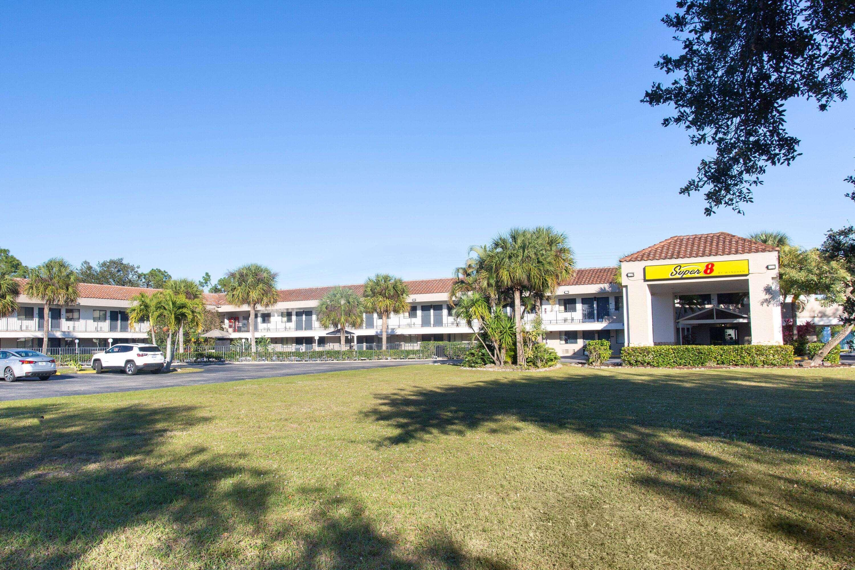 Super 8 By Wyndham Hotel
