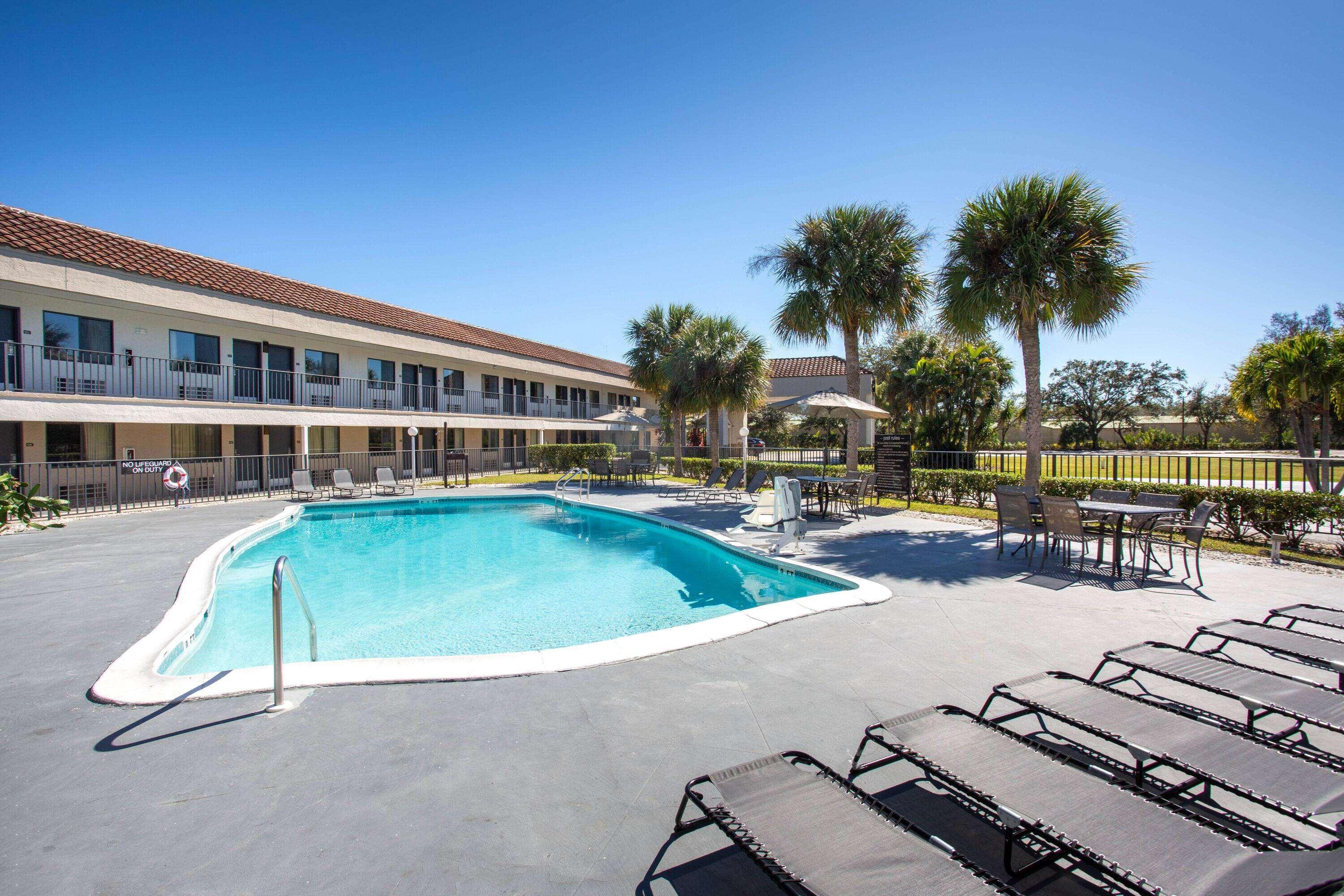 Hotel Super 8 By Wyndham Naples