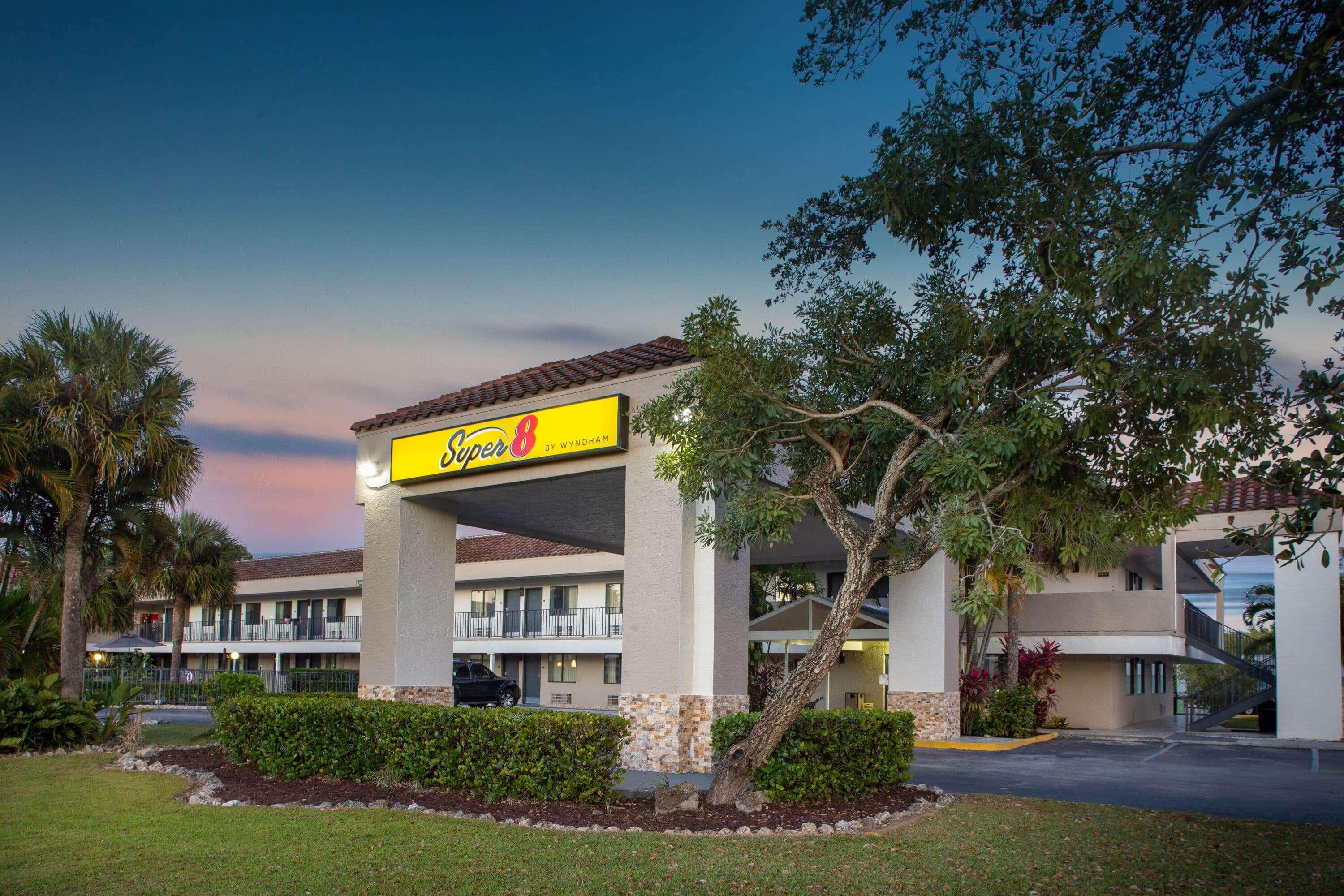 Super 8 By Wyndham Hotel *