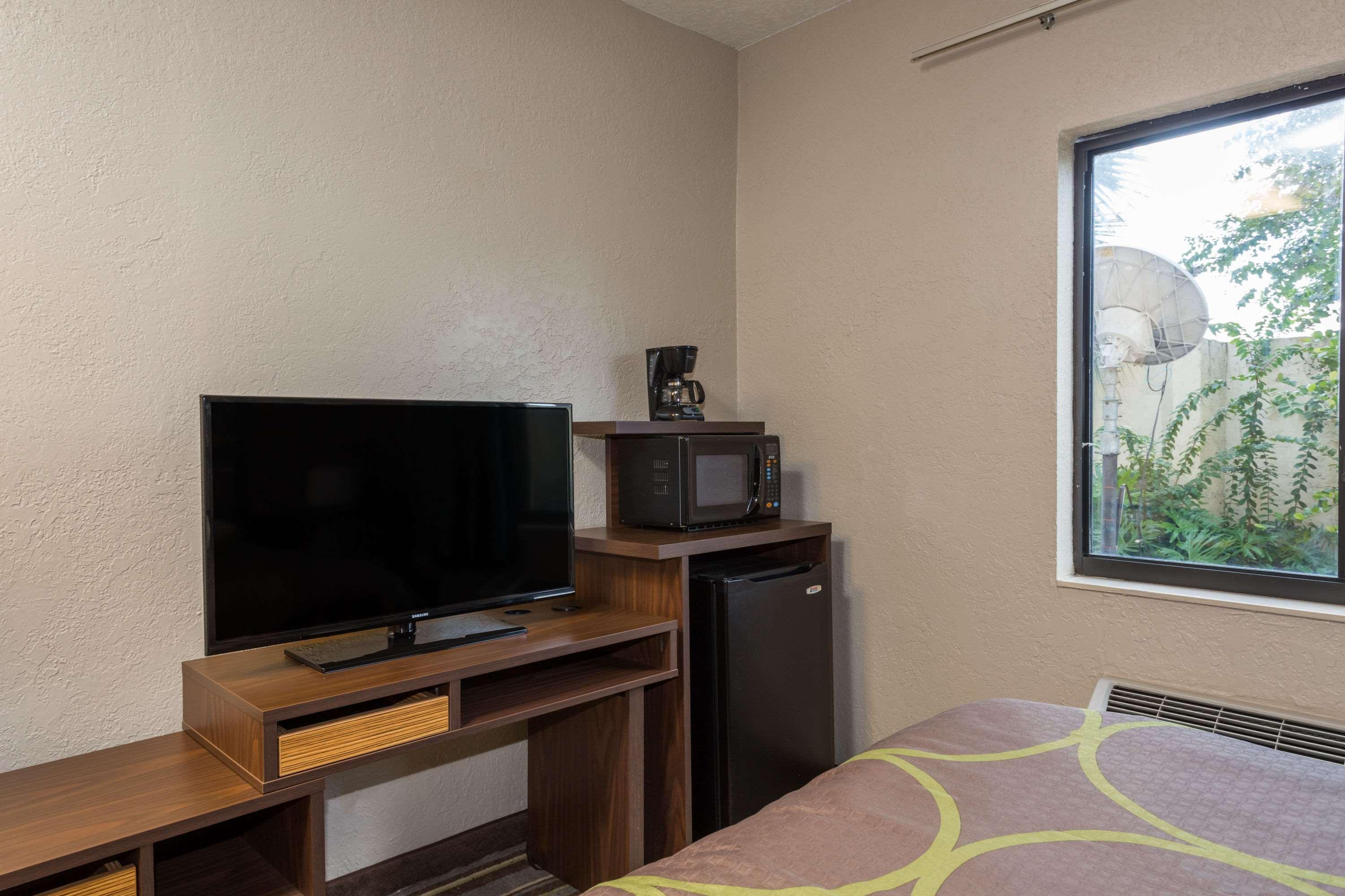 Super 8 By Wyndham Pompano
