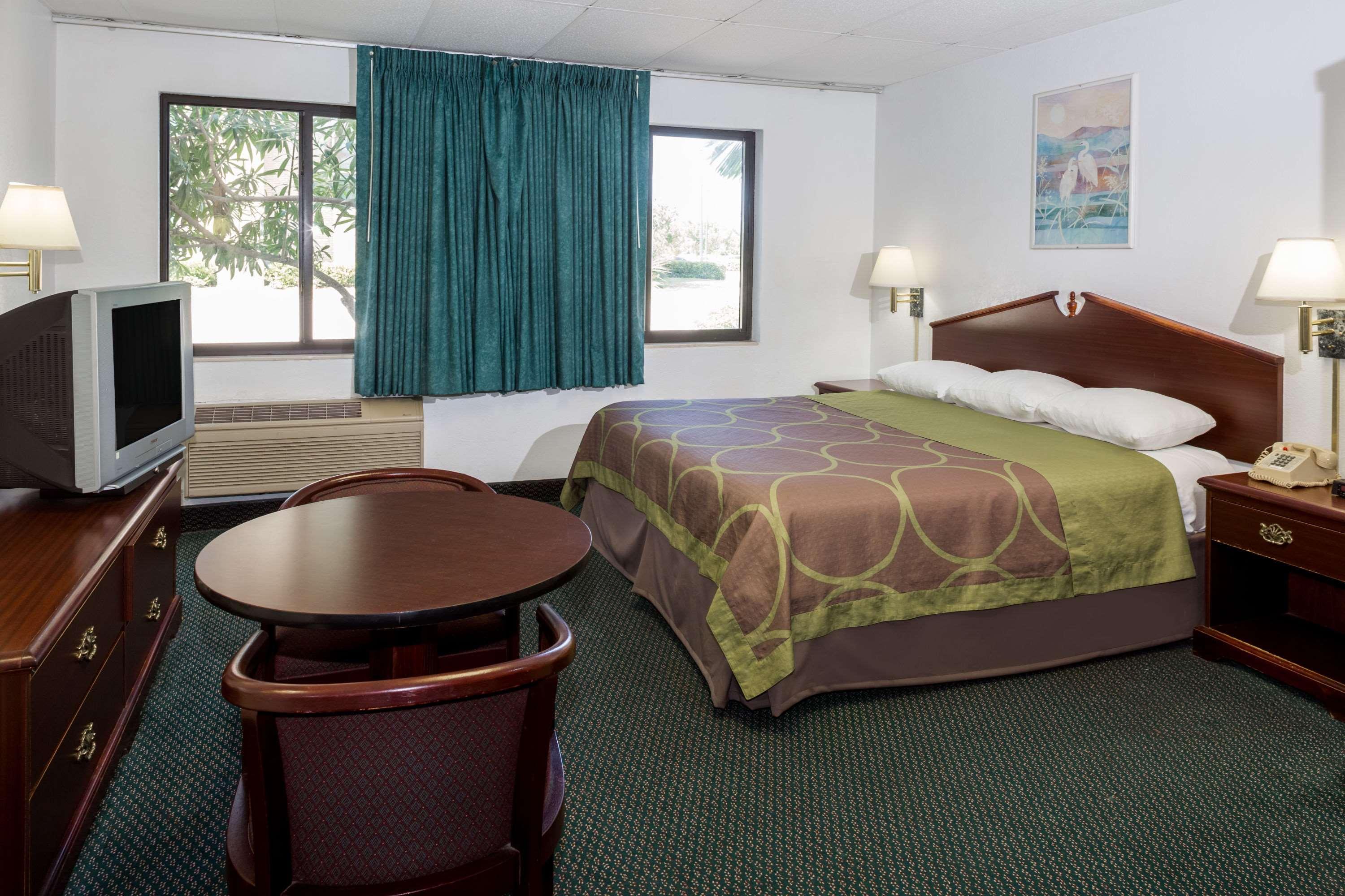 Super 8 By Wyndham Pompano Hotel