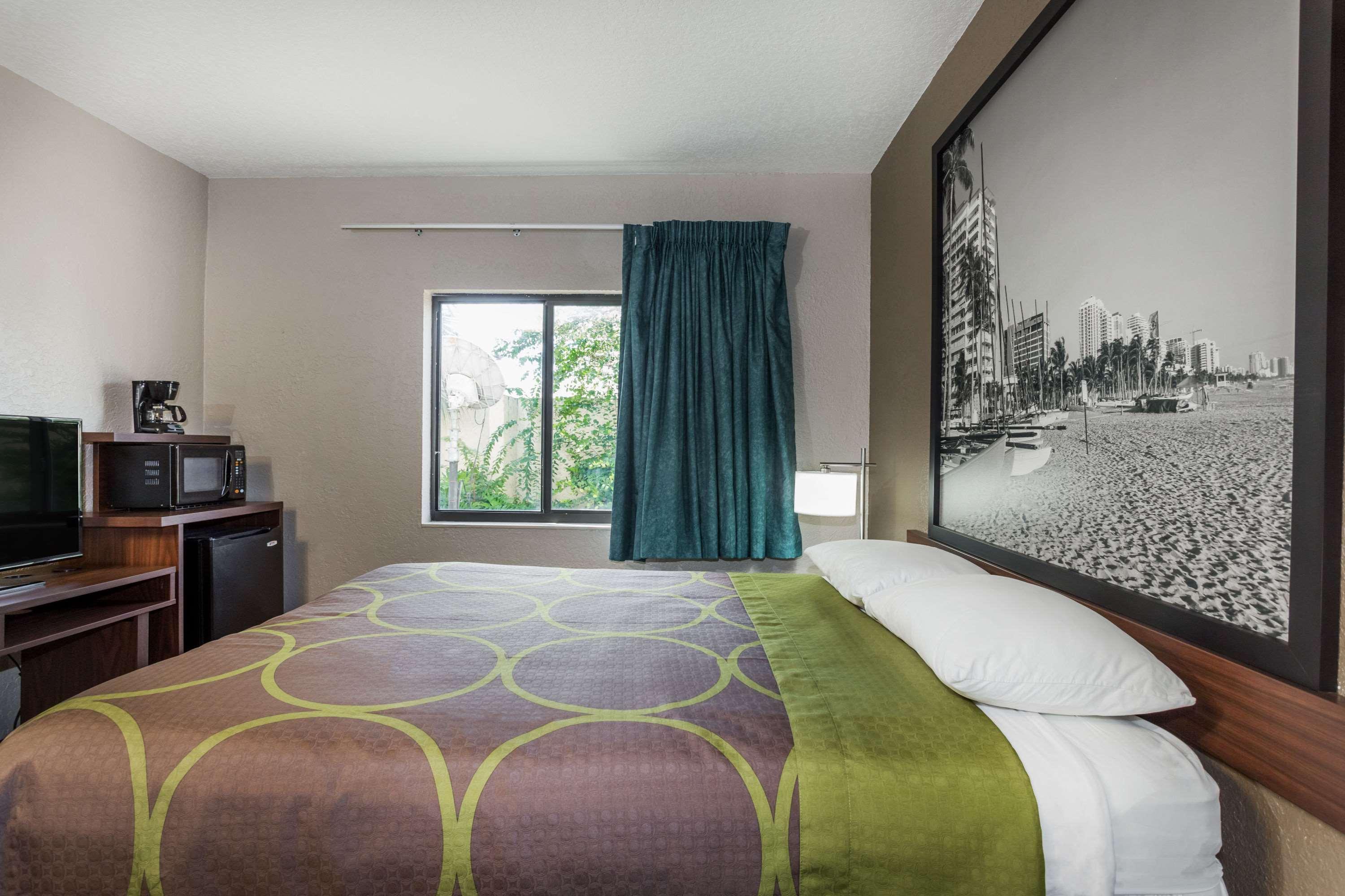 Super 8 By Wyndham Pompano Hotel 2*