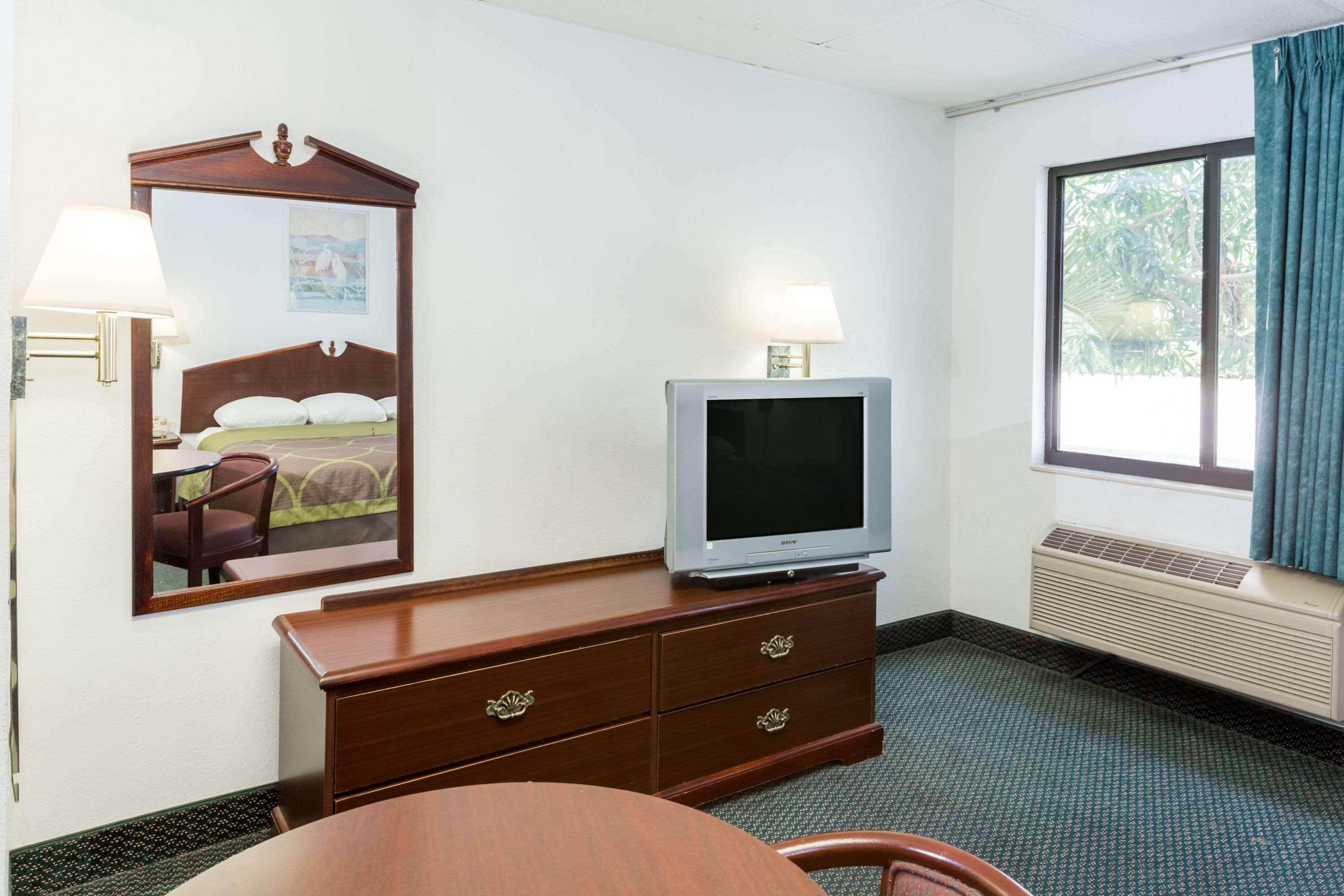 Super 8 By Wyndham Pompano Pompano Beach