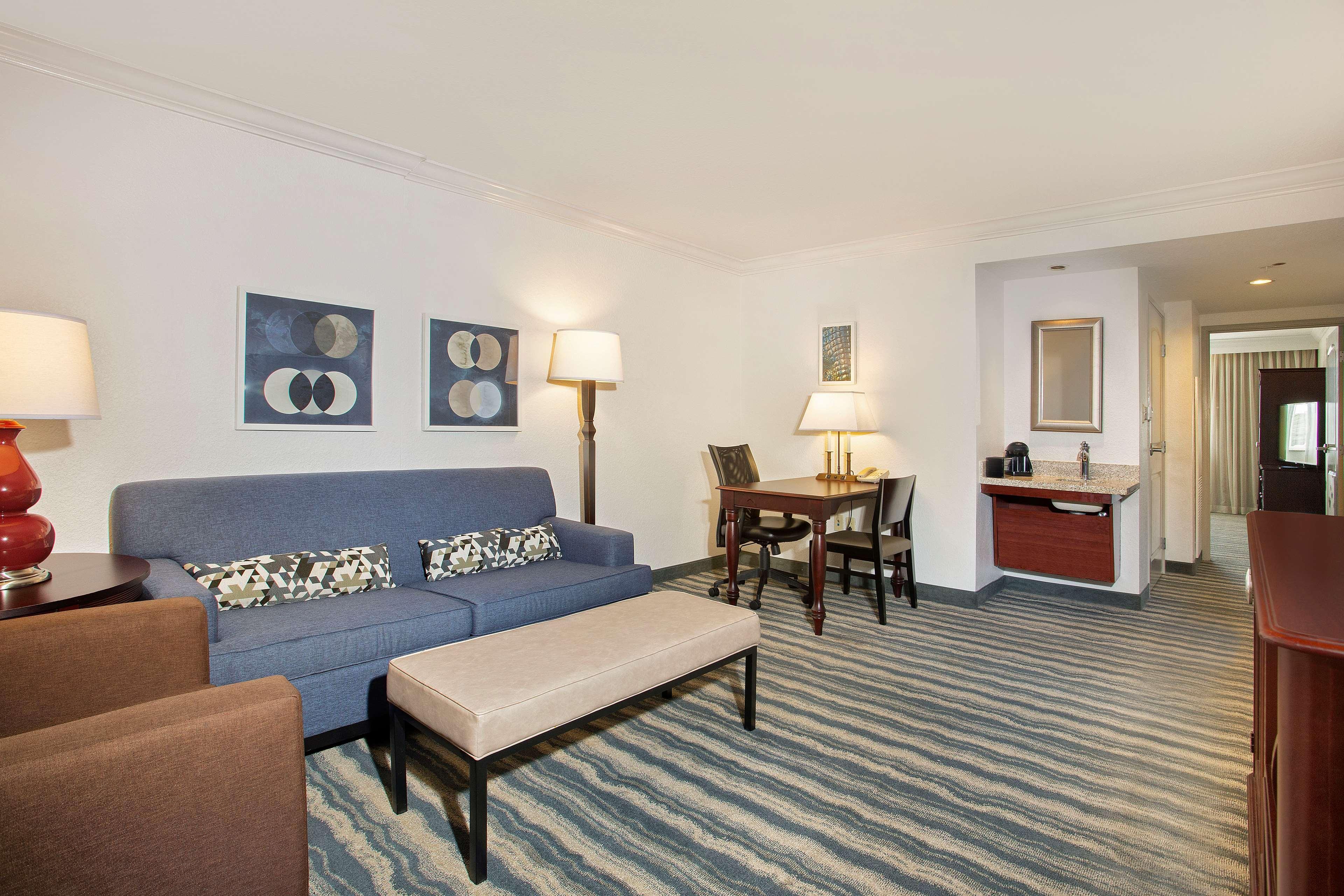 Hotel Embassy By Hilton Brandon 4*