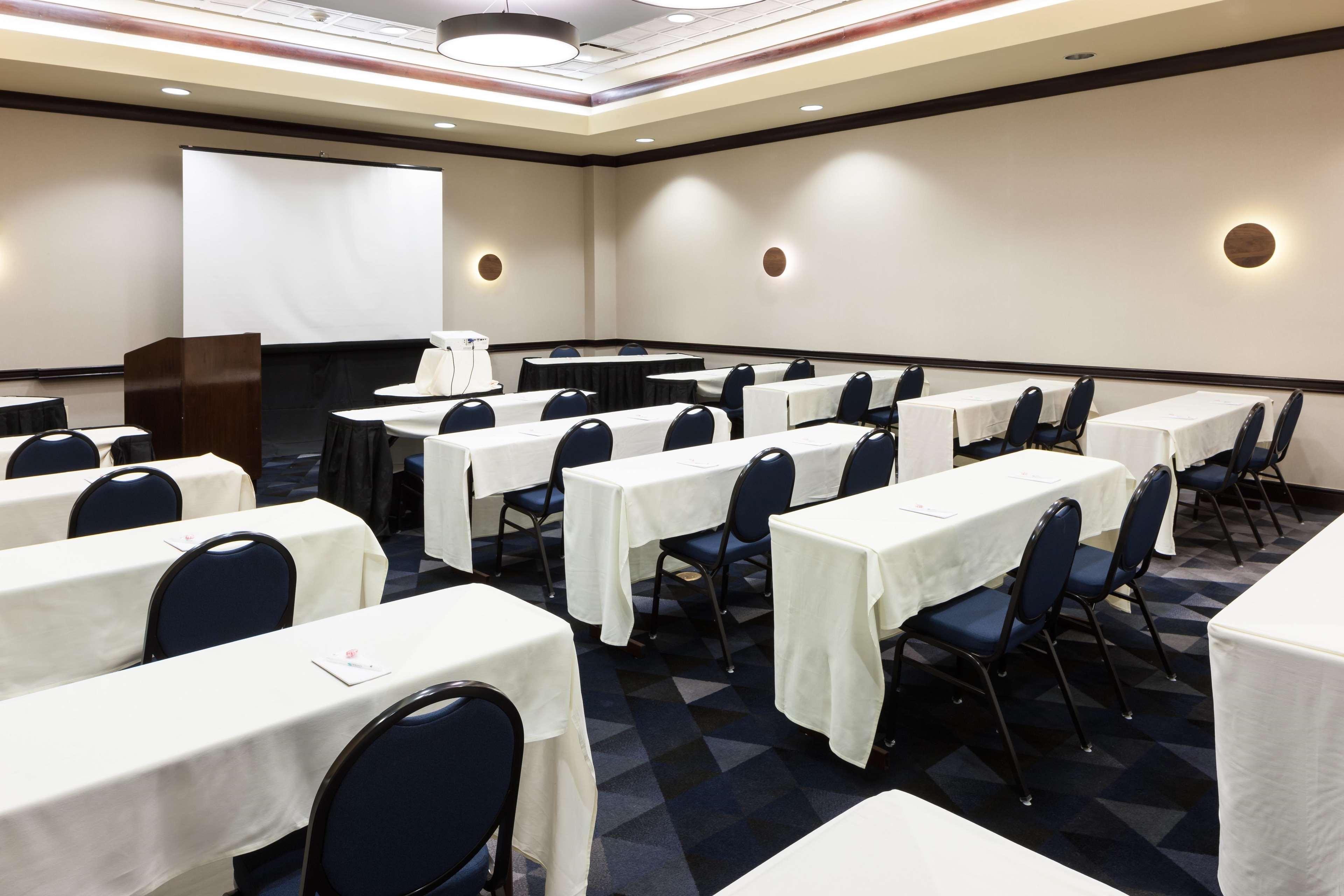 Hotel Embassy By Hilton Brandon 4*