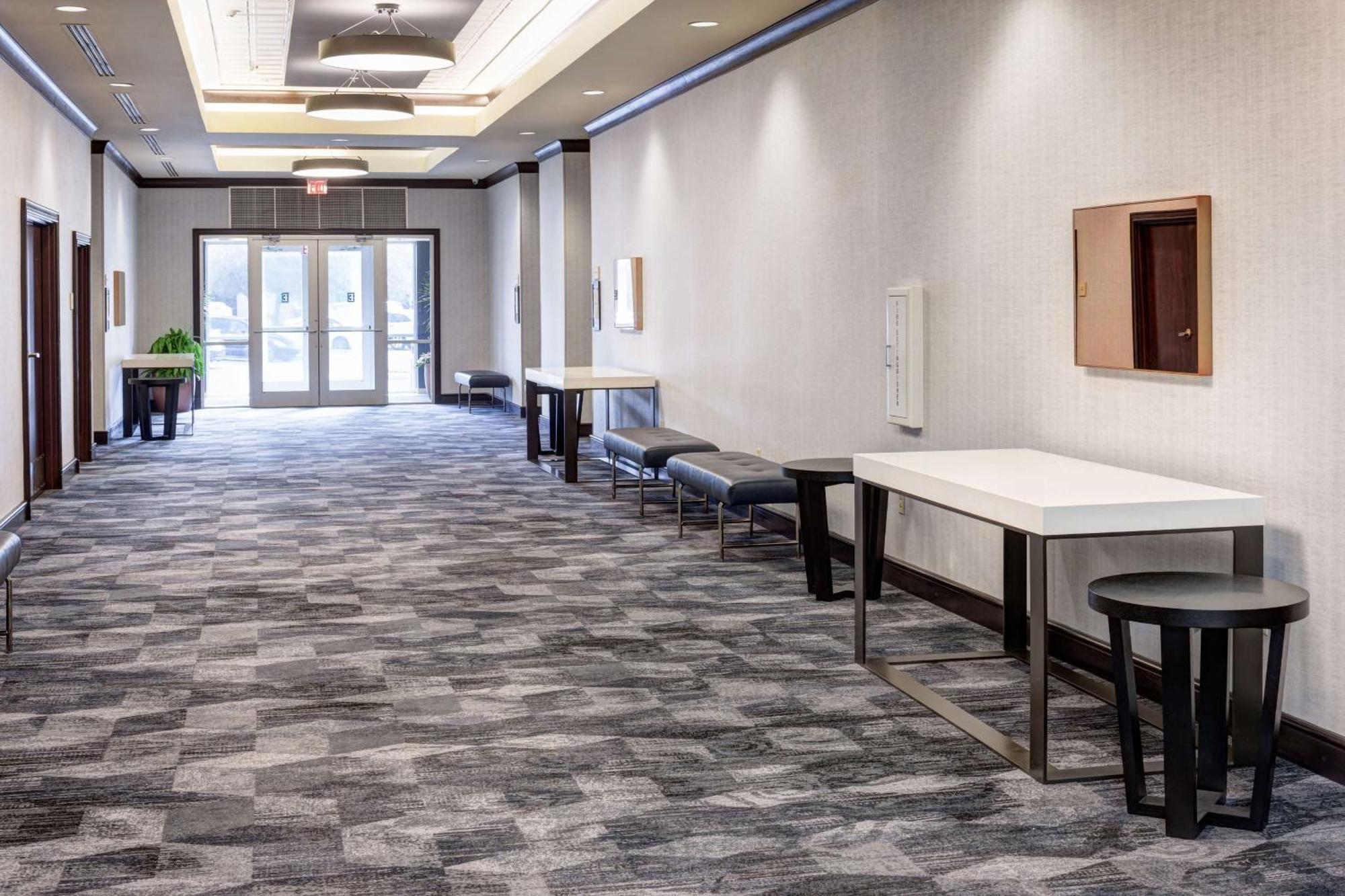 Hotel Embassy By Hilton Brandon