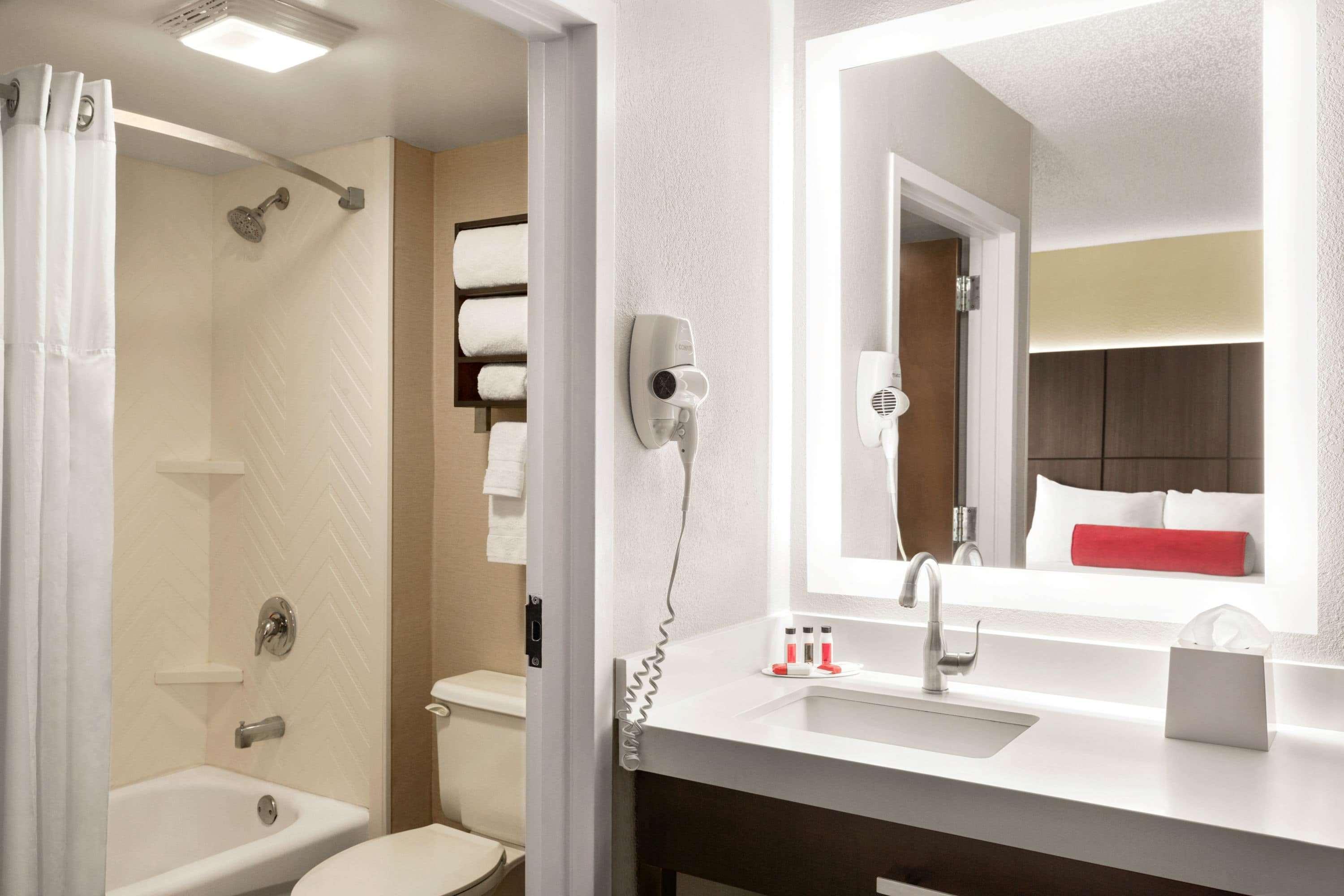 Ramada By Wyndham Airport- Free Airport Shuttle 3*