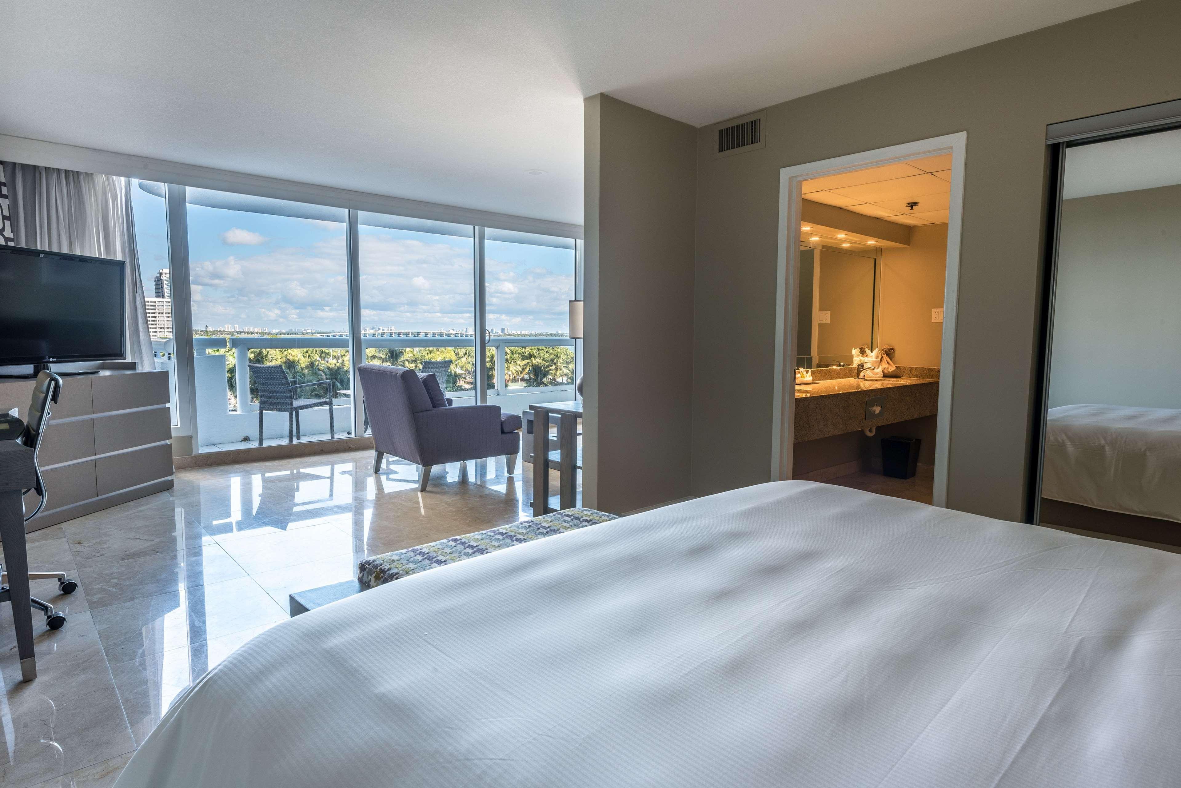 Doubletree By Hilton Grand Biscayne Bay Hotel