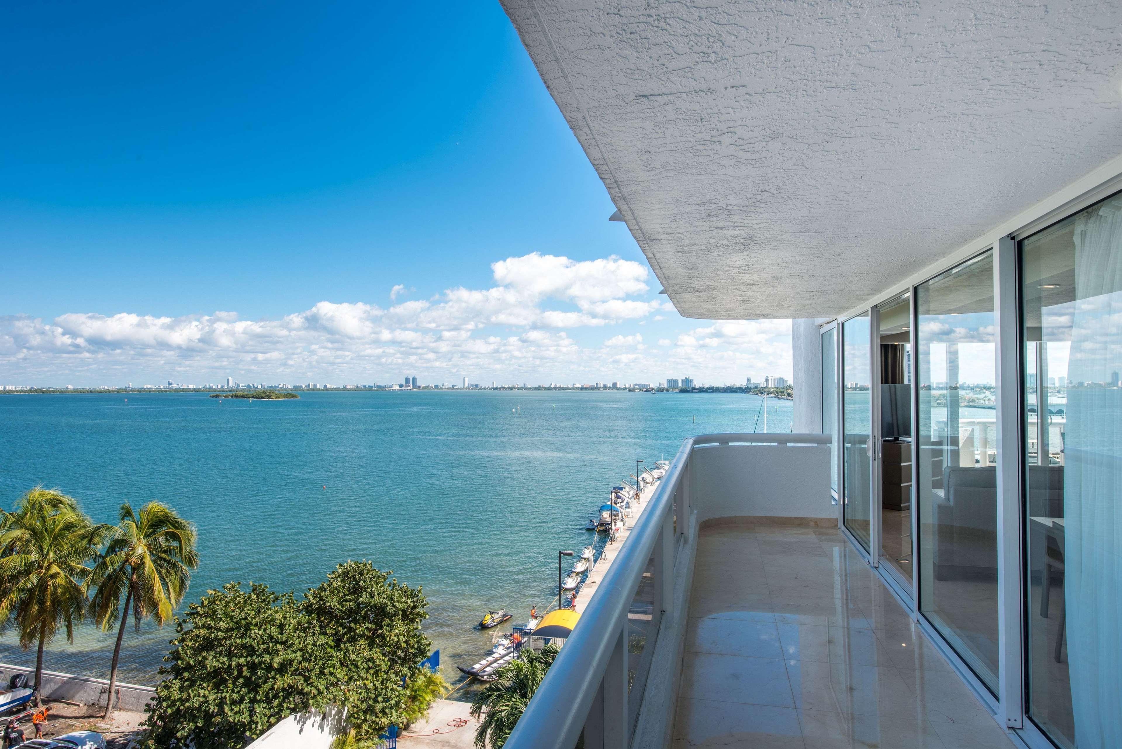 Doubletree By Hilton Grand Biscayne Bay Hotel