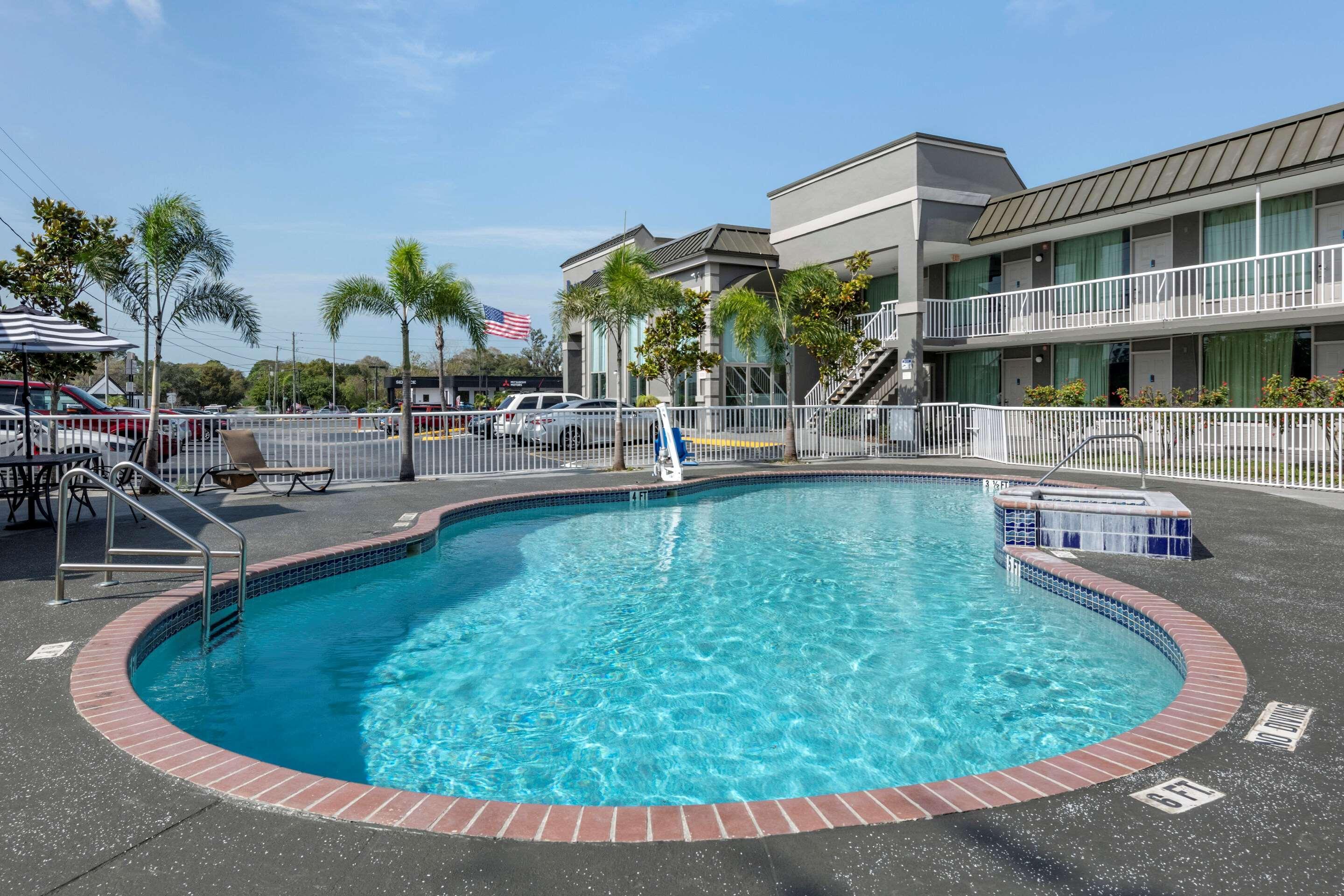 Rodeway Inn 2*