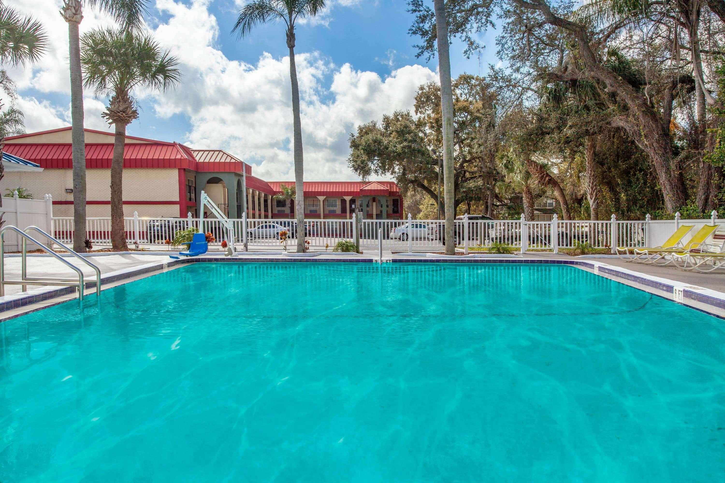 Super 8 By Wyndham Clearwater/us Hwy 19 N