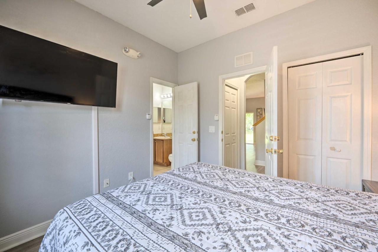 Sunny Townhome About 9 Mi To World! Holiday home *