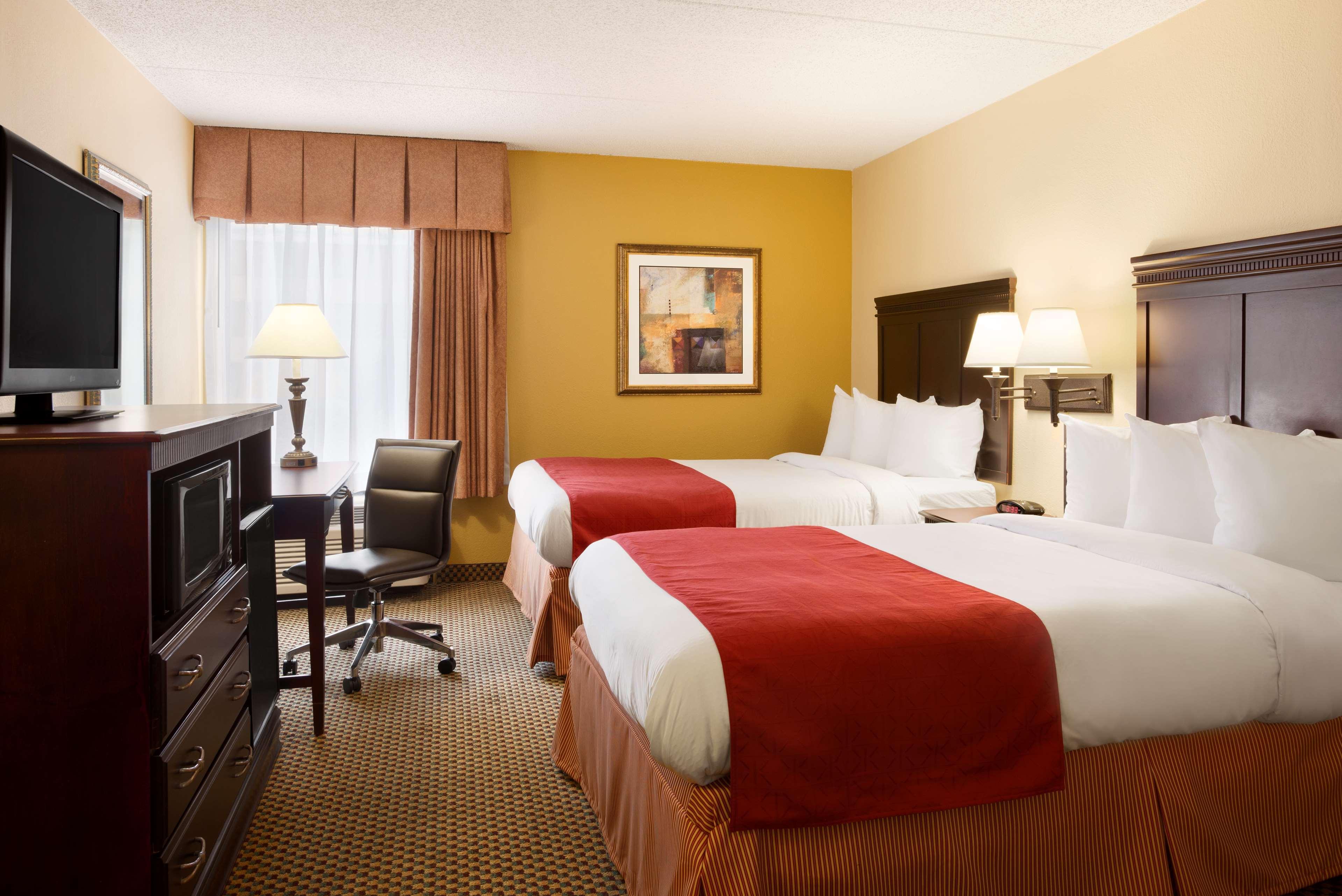 Country & By Radisson, I-95 South, Fl 3*