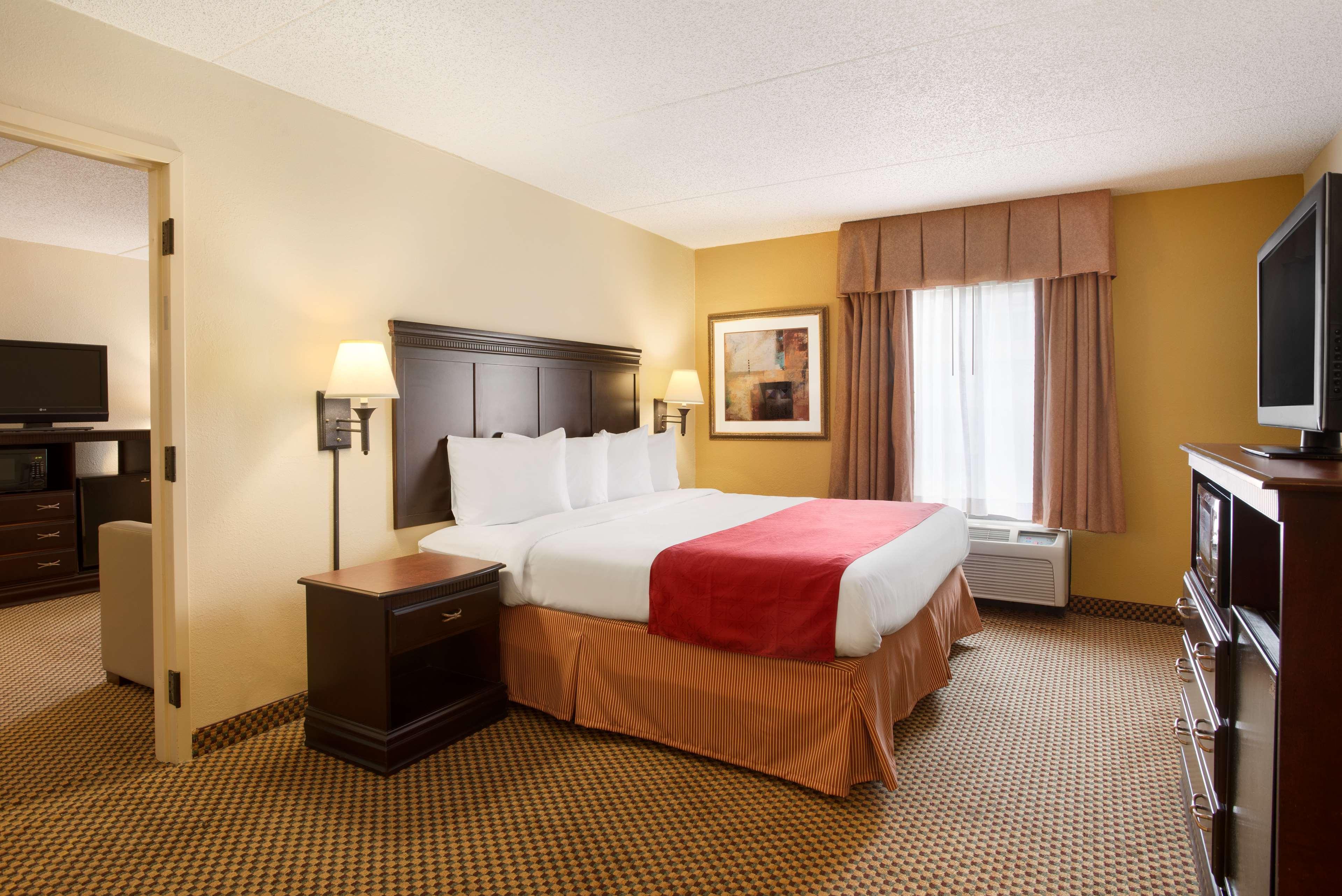 Hotel Country & By Radisson, I-95 South, Fl