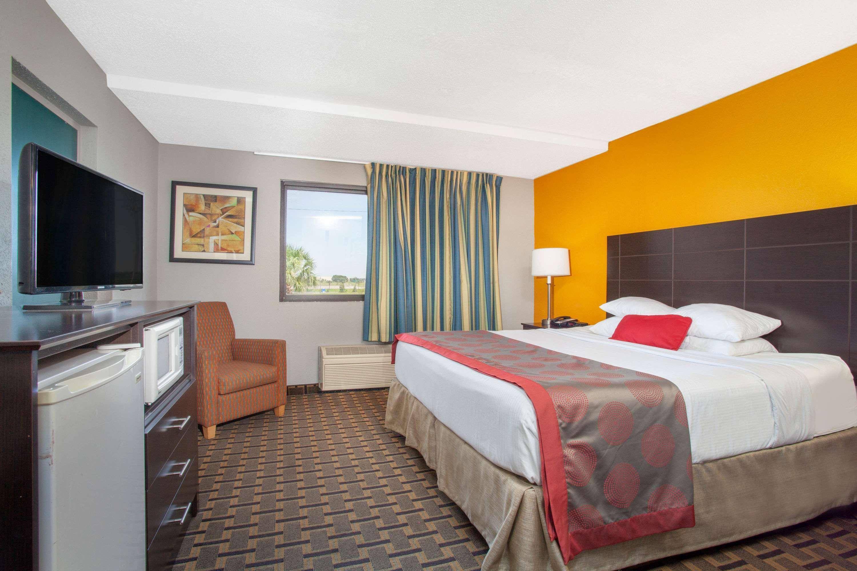 Hotel Ramada By Wyndham Orlando South 3*