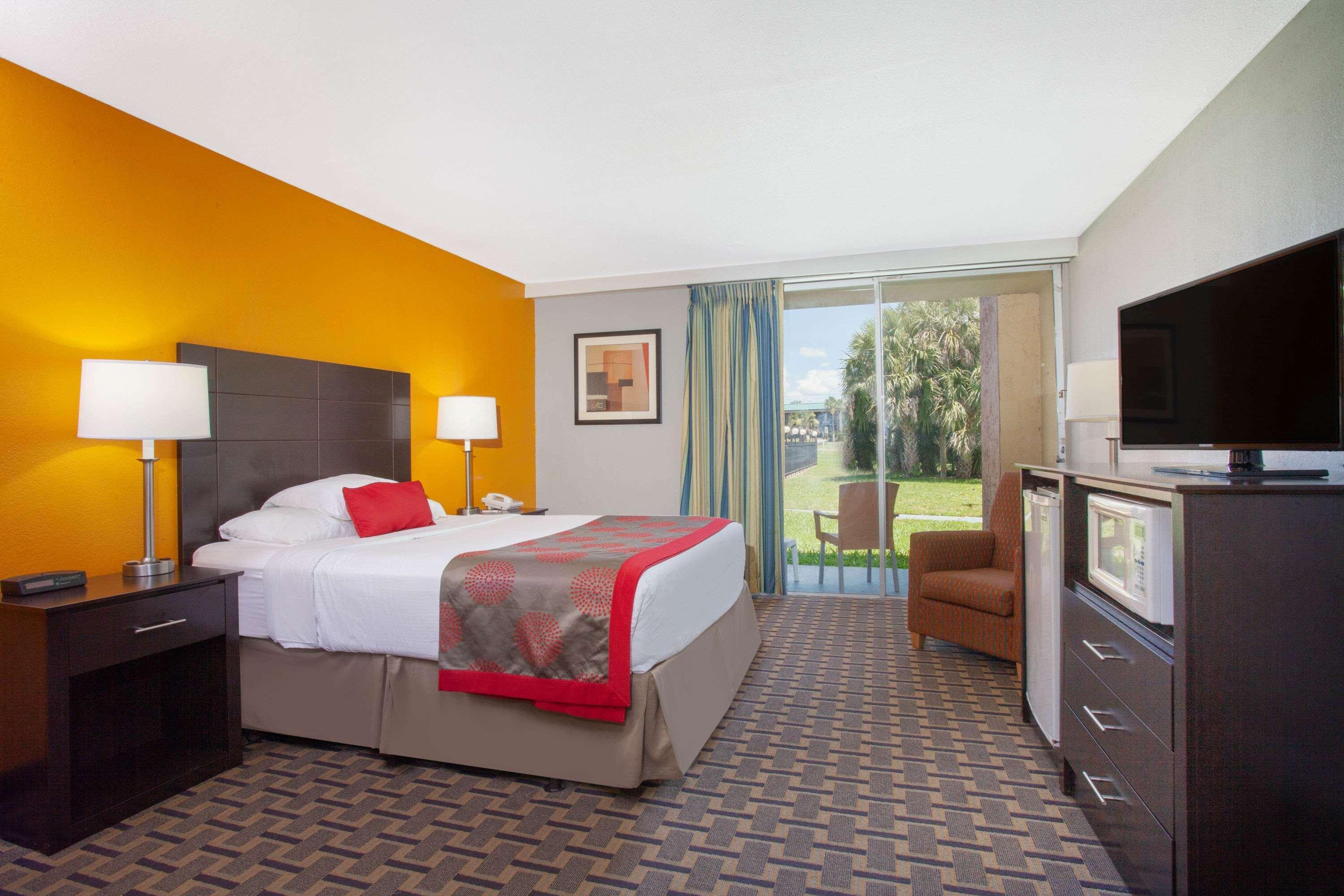 Ramada By Wyndham Orlando South Hotel