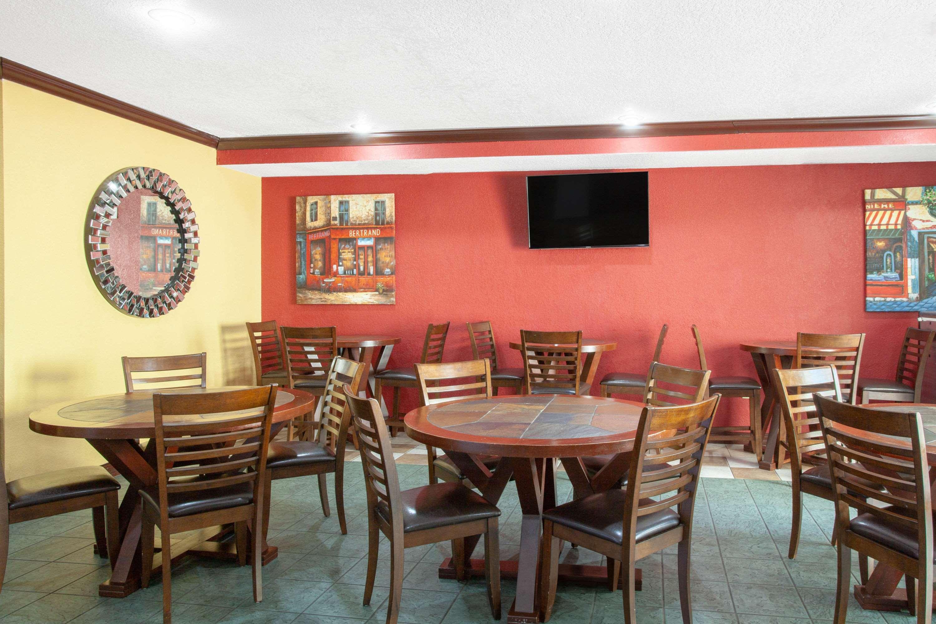 Ramada By Wyndham Orlando South Hotel