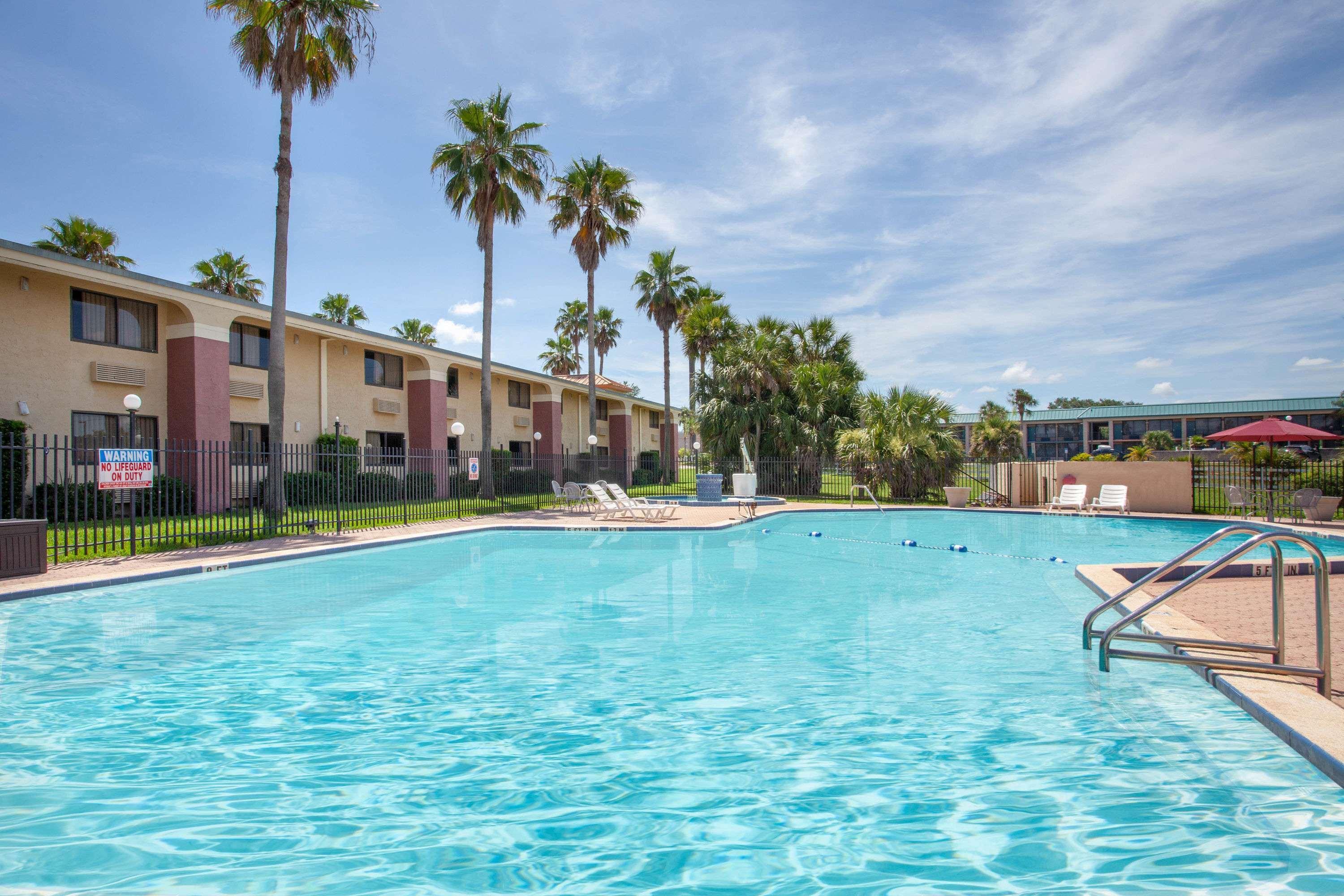 Ramada By Wyndham Orlando South Hotel 3*