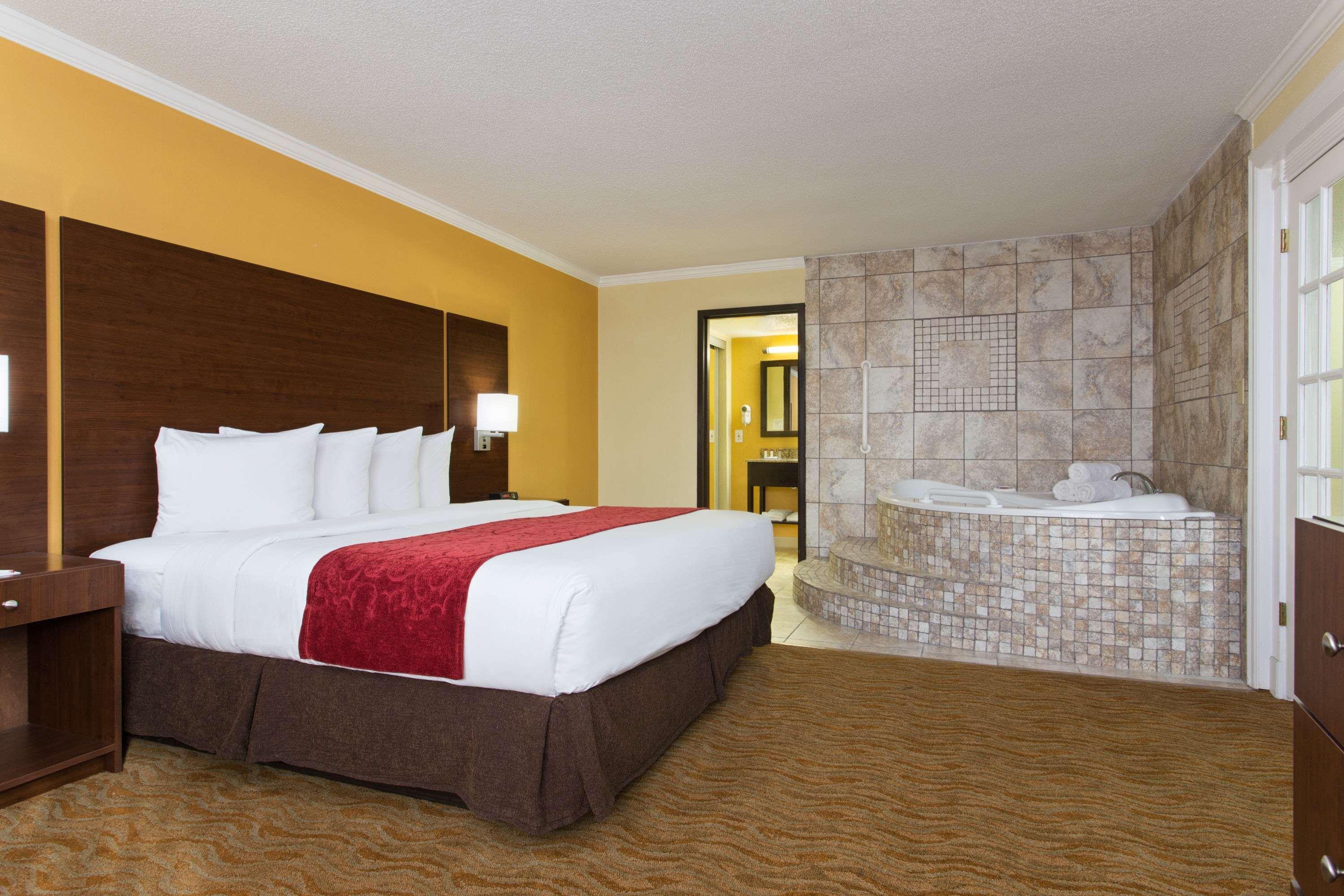 Hotel Ramada By Wyndham Westshore Airport South