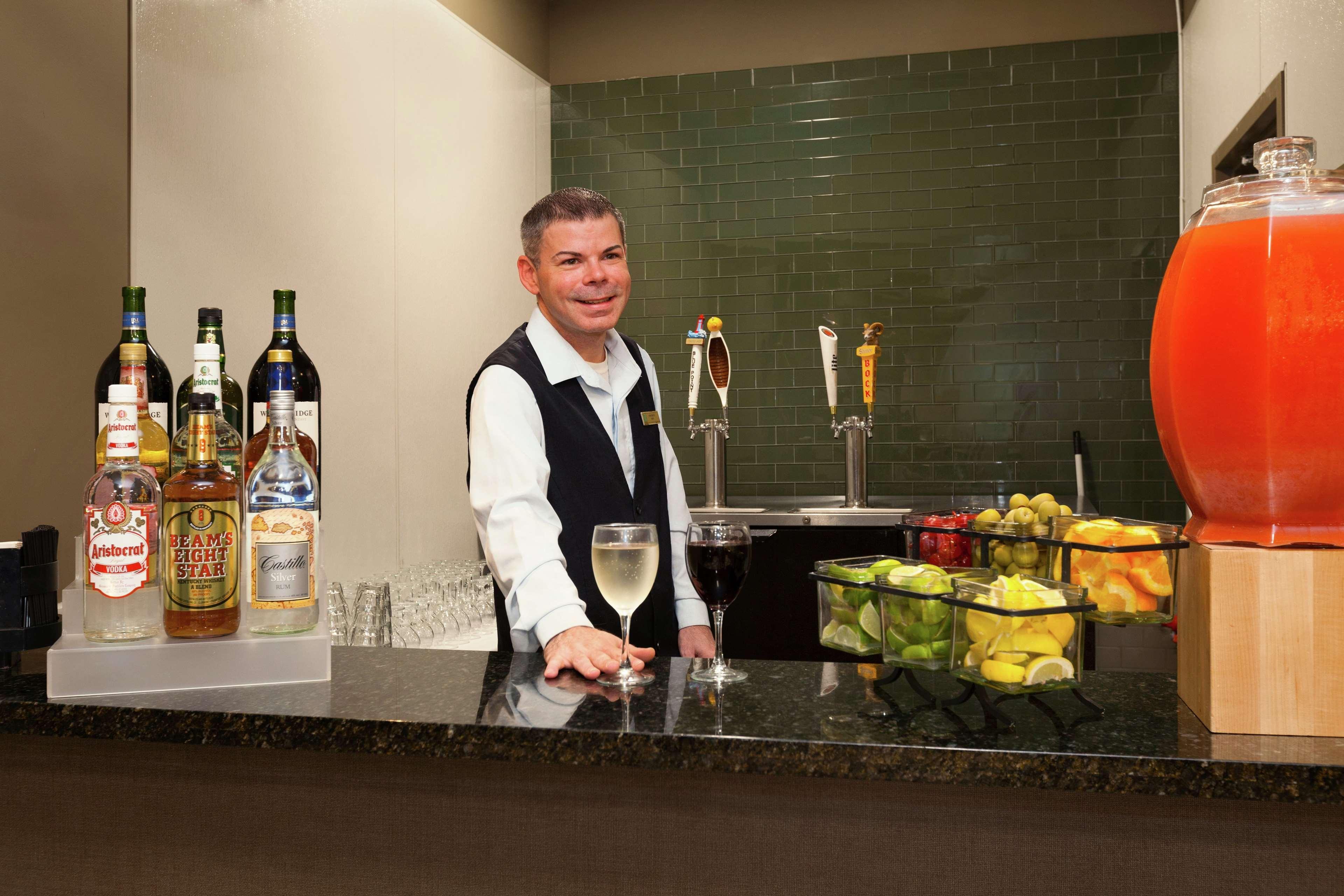 Hotel Embassy By Hilton Baymeadows 3*