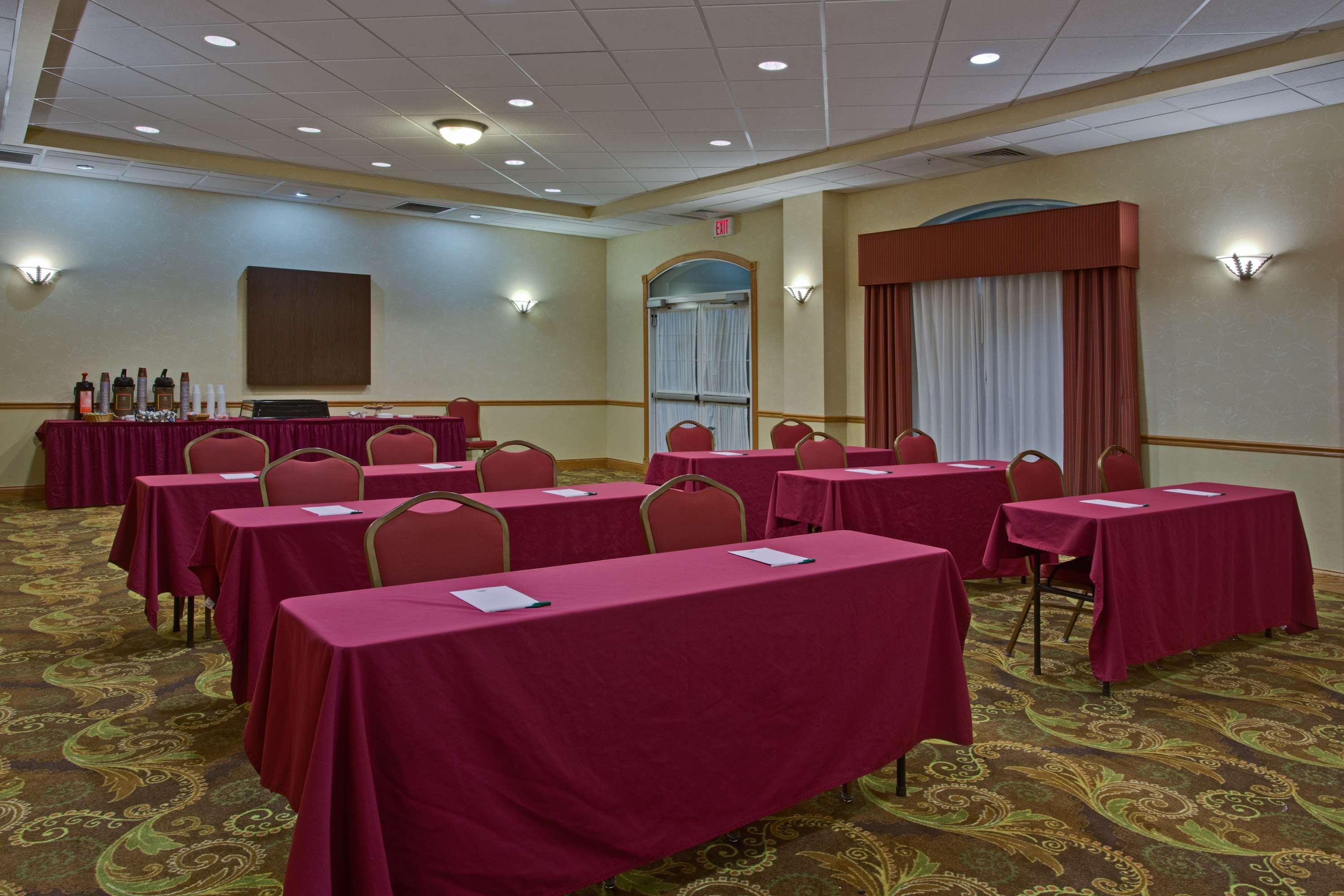 Country & By Radisson, Airport, Fl