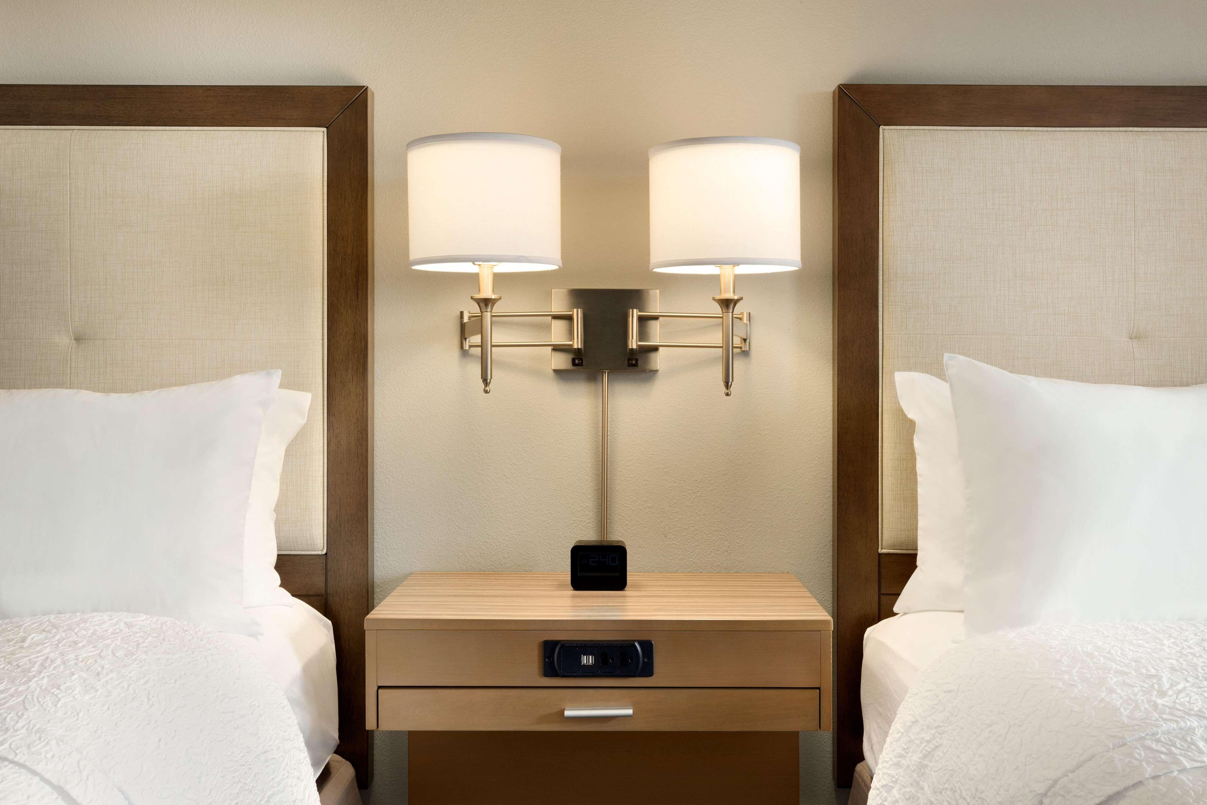 Hampton & Hotel