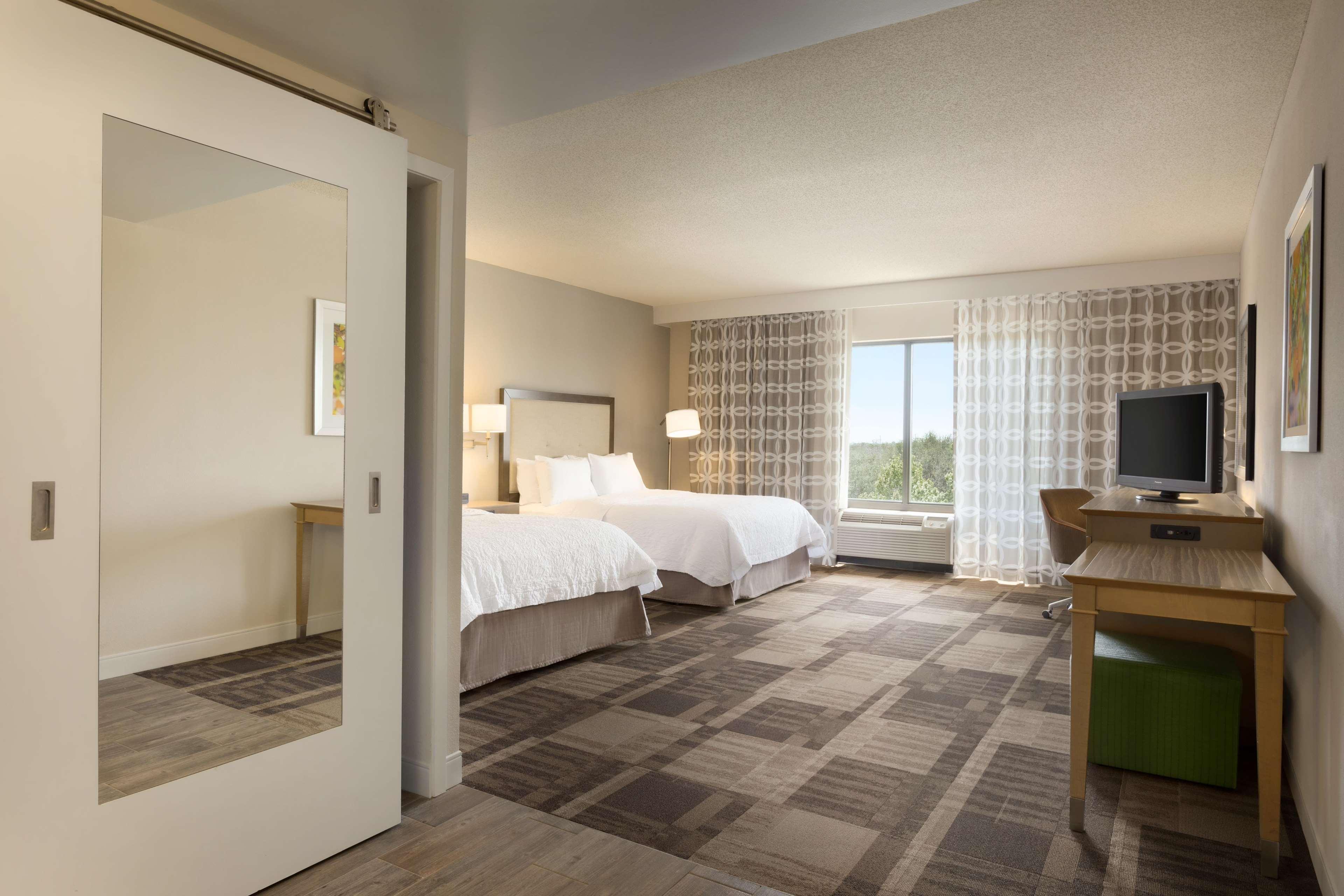 Hampton & Hotel Largo