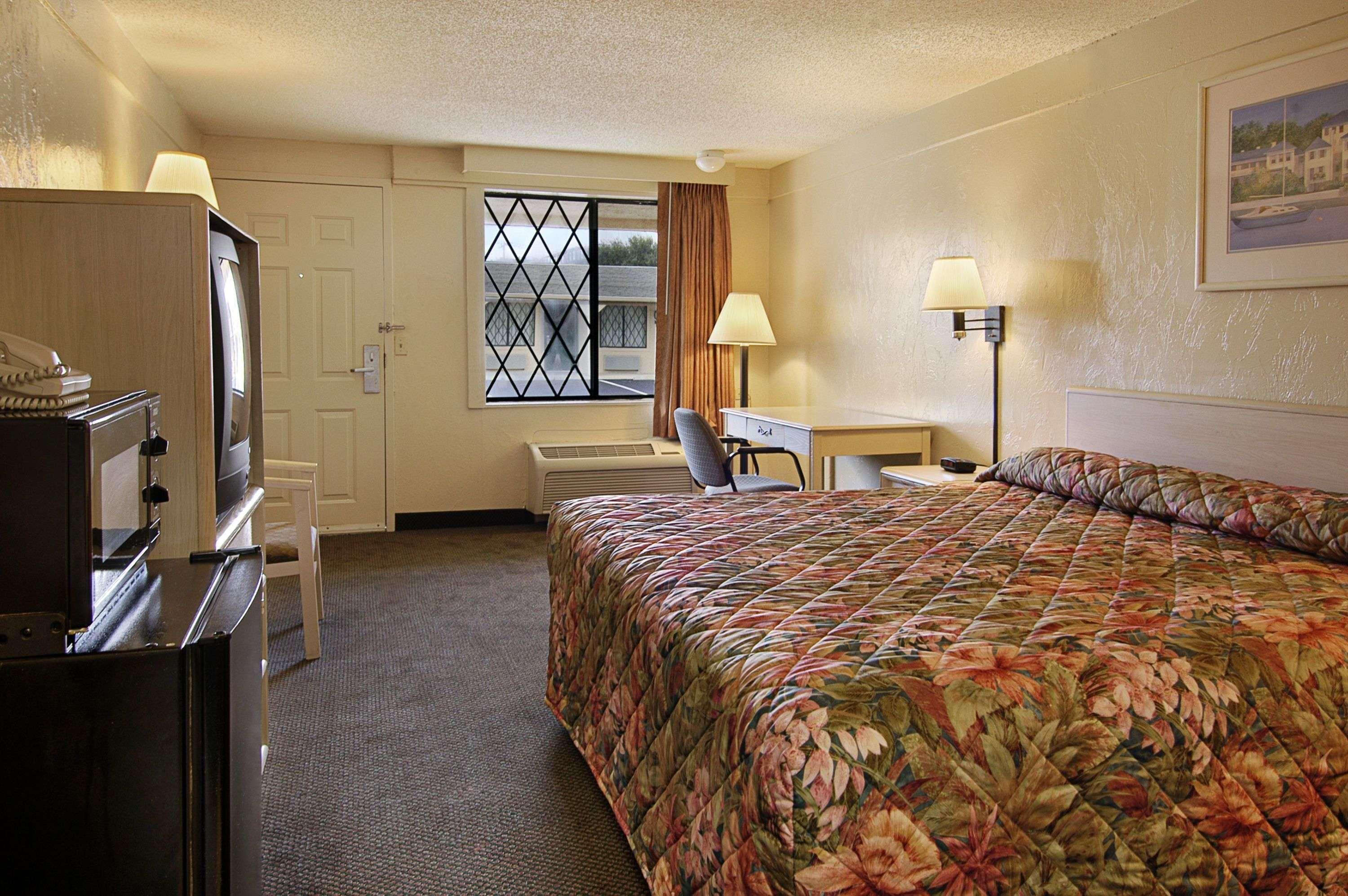 Super 8 By Wyndham West Palm Motel 2*