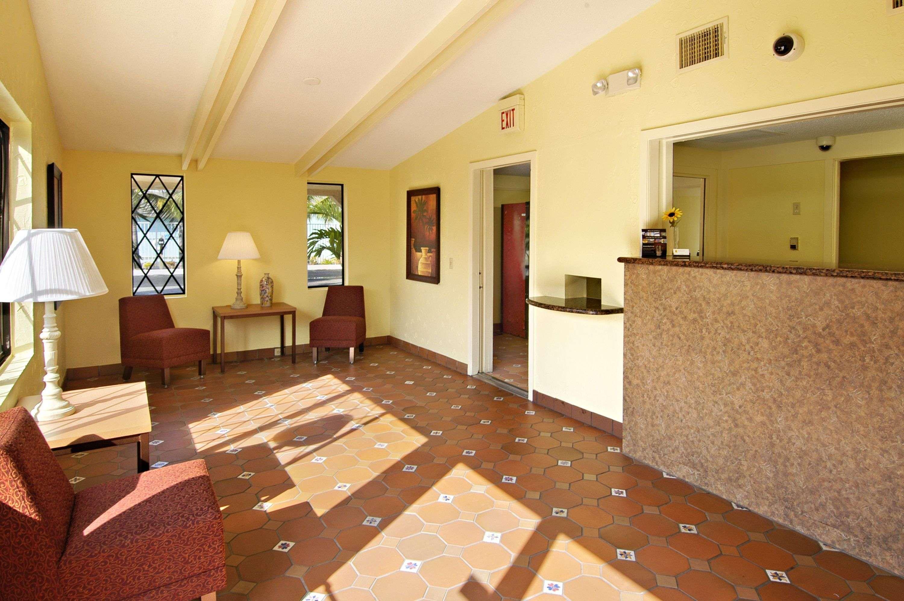 Super 8 By Wyndham West Palm Lantana