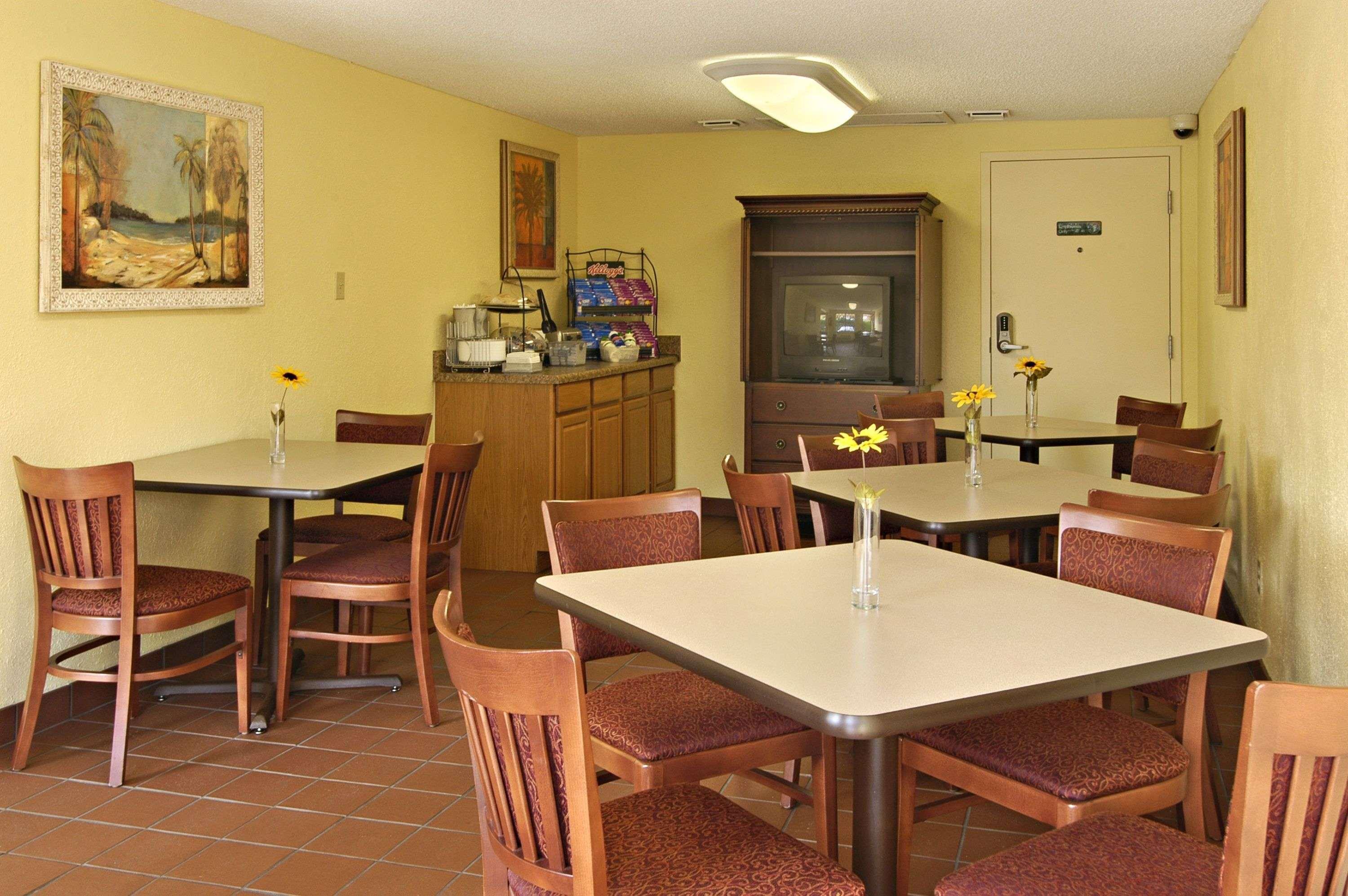 Super 8 By Wyndham West Palm Motel