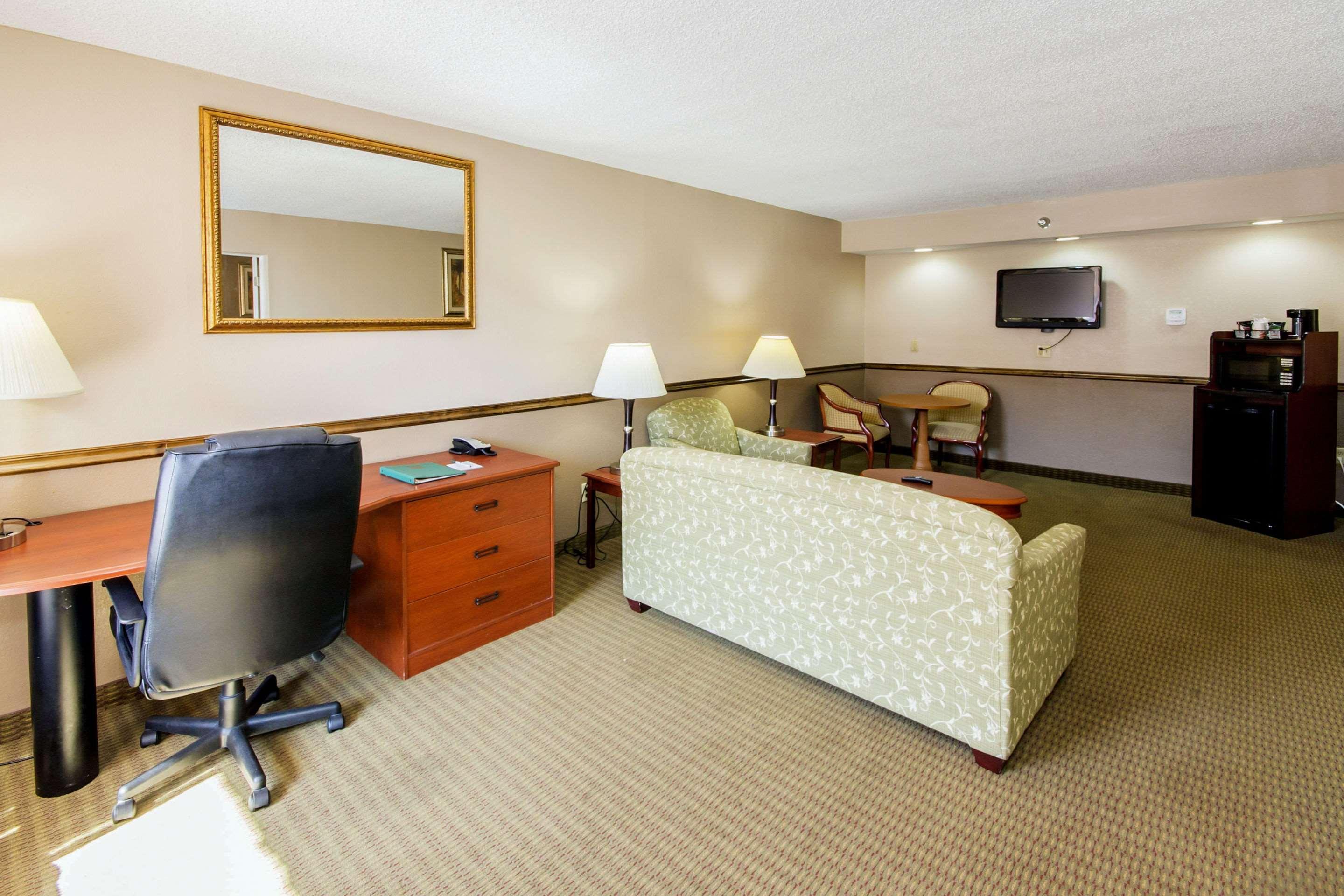 Hotel Quality & Conference Center