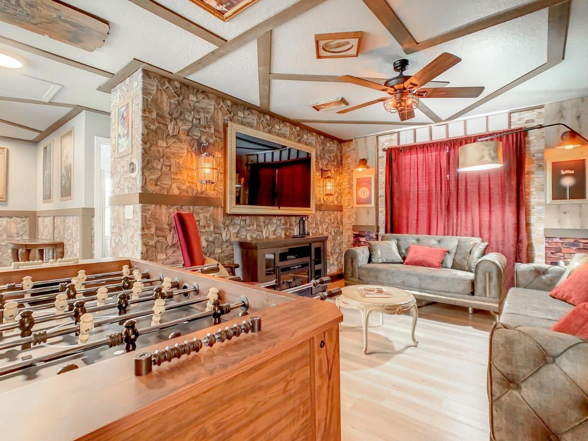 Villa Marvelous Magical House: Amazing Themes And Pool, 5mi Kissimmee