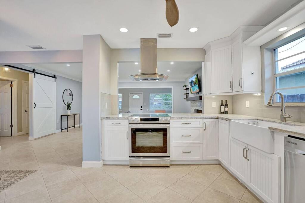 Luxury 3br W/heated Pool, Mins To The *