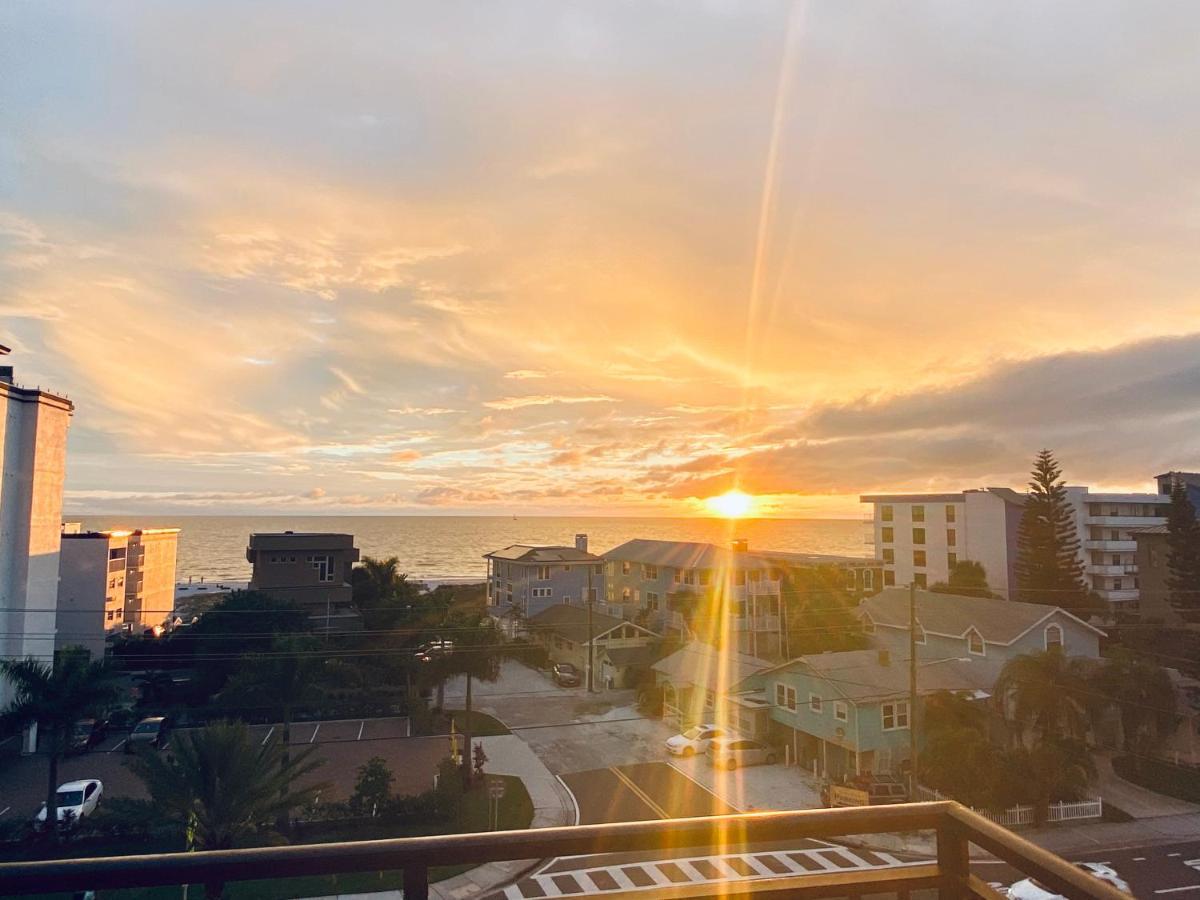 Gulf Coast Gold Private - 2bed, 2bath, Sleep 6, Across Street From Beach, Balcony Views Of Sunsets, & Gulf, Pool, Gym *
