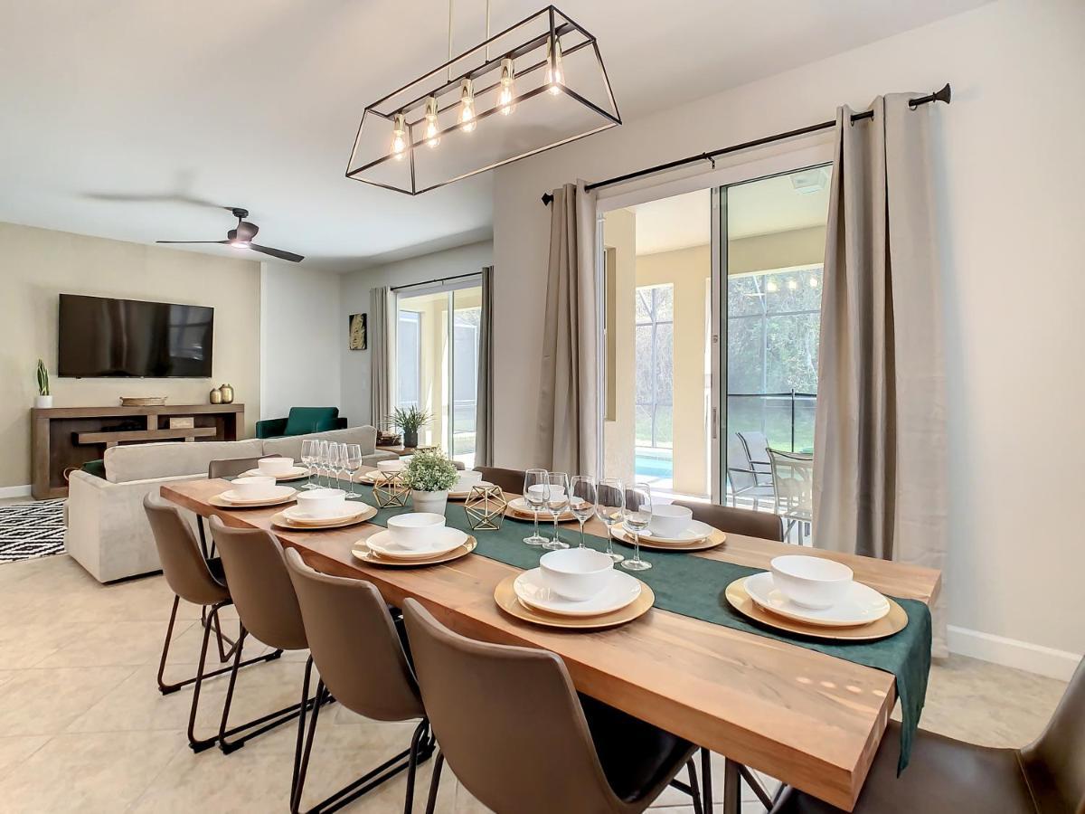 Marvelous Magical House: Amazing Themes And Pool, 5mi Villa Kissimmee