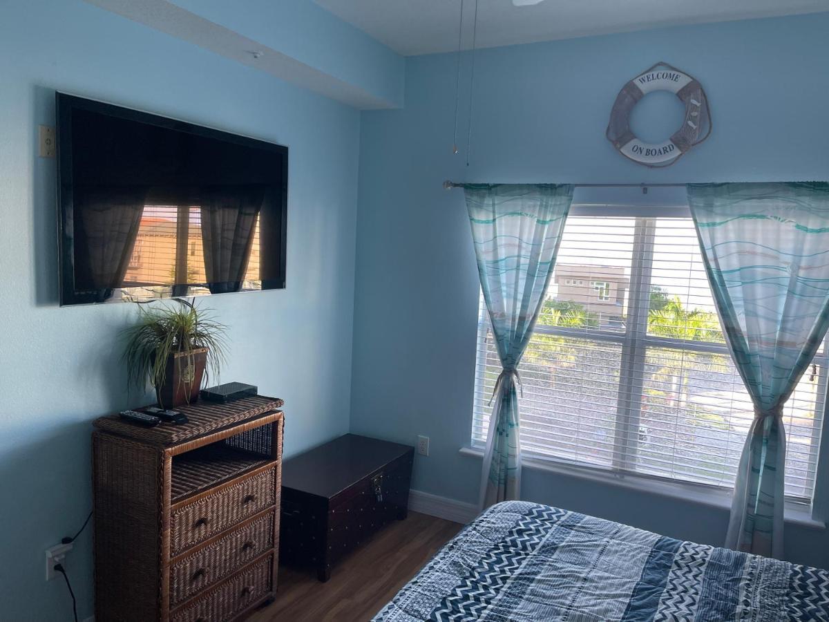 Gulf Coast Gold Private - 2bed, 2bath, Sleep 6, Across Street From Beach, Balcony Views Of Sunsets, & Gulf, Pool, Gym *