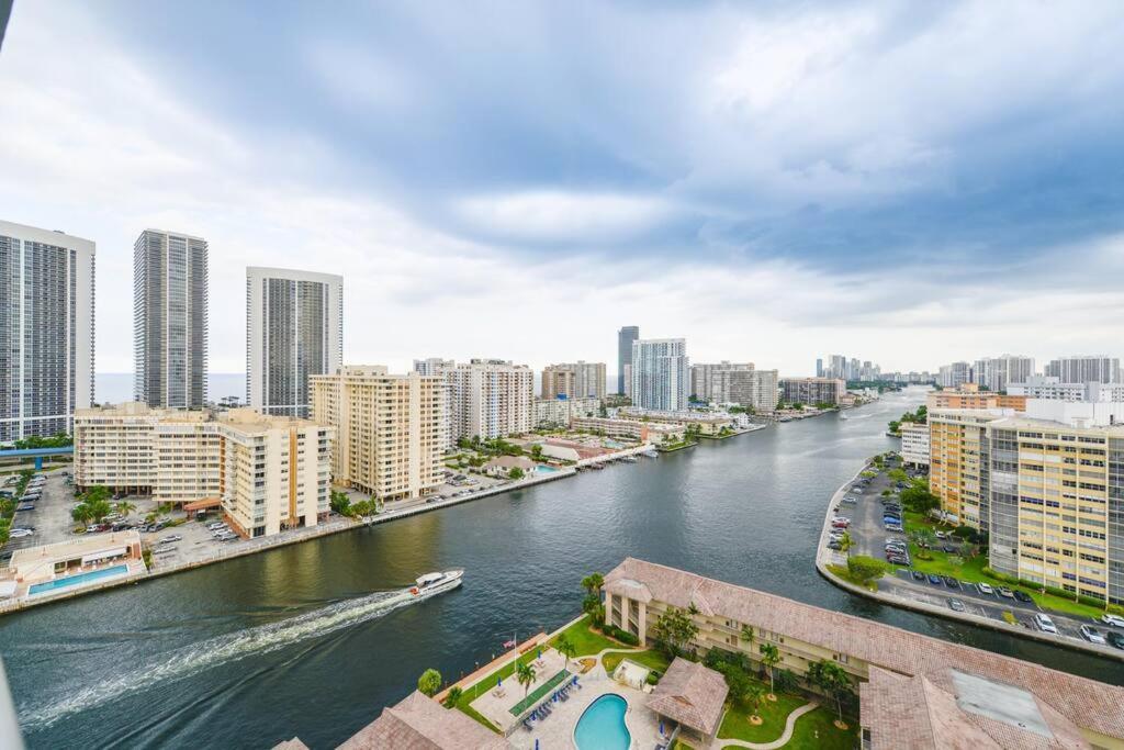 Wonderful Studio Beachwalk With Great Views Apartment Hallandale Beach