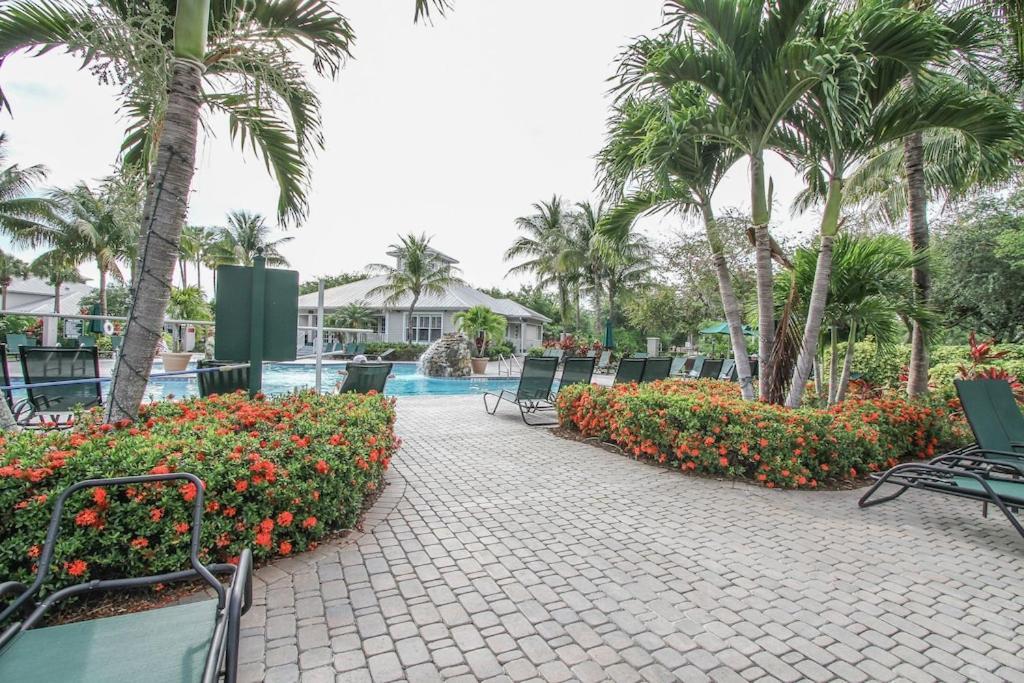 Apartment Free Golf! Stay, Play, Work From Luxury 2bdr Den 1st Floor In Lely Golf