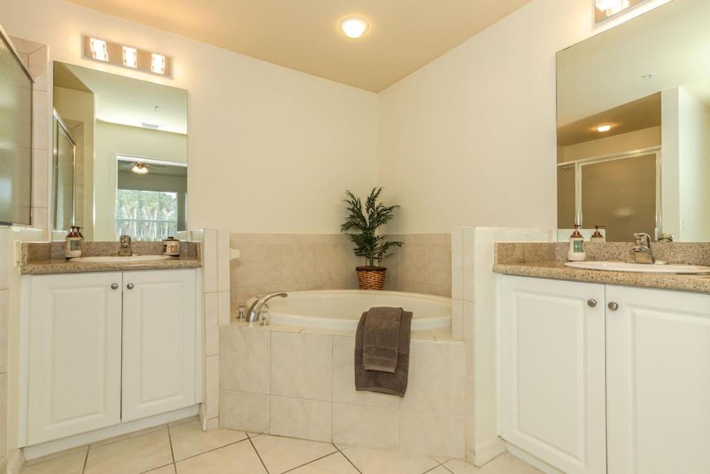 Free Golf! Stay, Play, Work From Luxury 2bdr Den 1st Floor In Lely Golf Apartment
