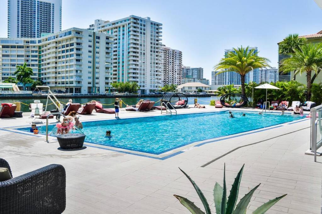 Wonderful Studio Beachwalk With Great Views * Hallandale Beach