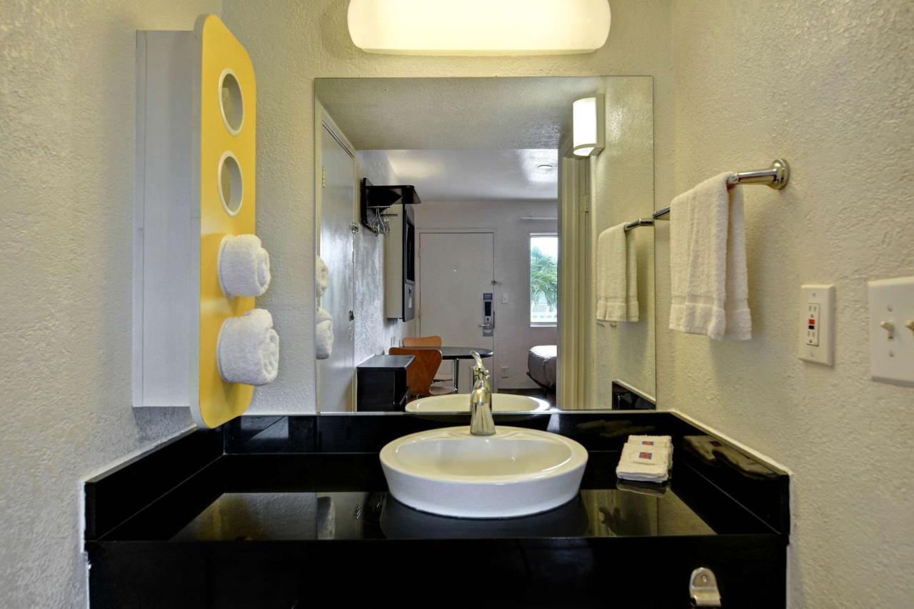 6 Dania Hotel