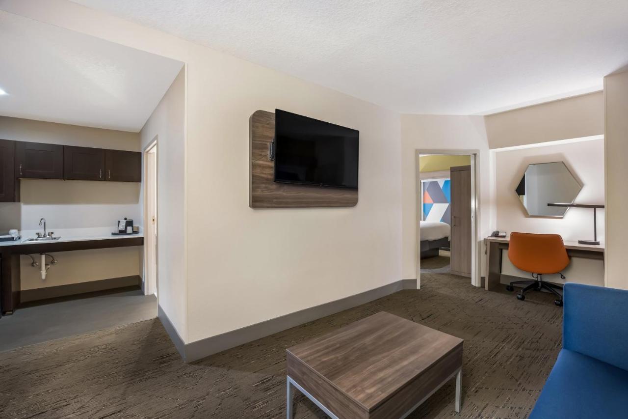 Express & Perry, An Ihg 2* Perry