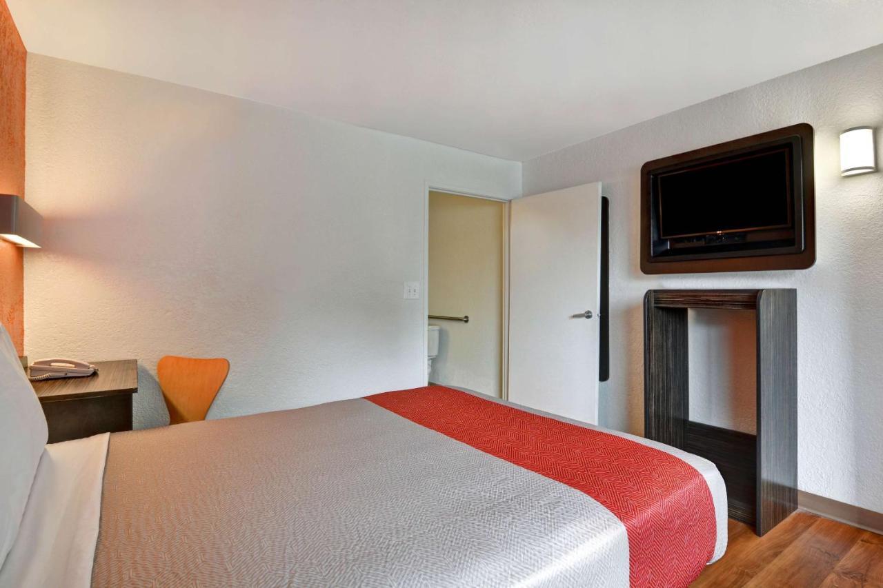 6 Dania Hotel