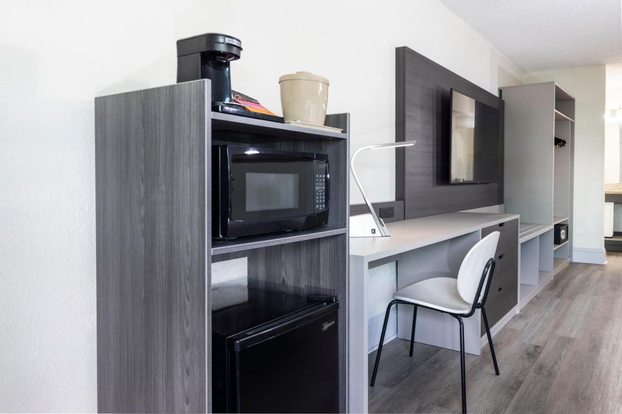 Avanti International 3*