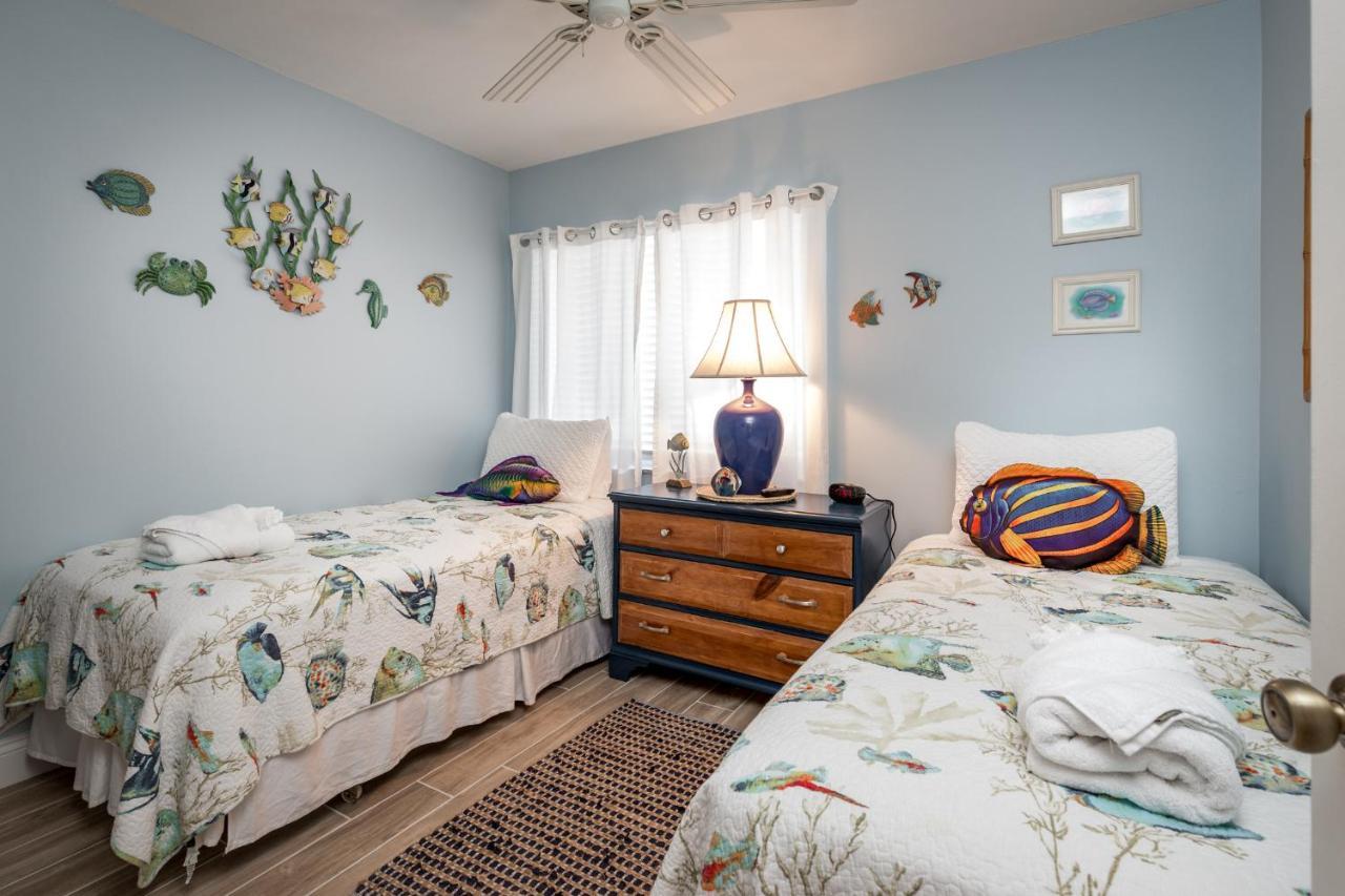 Castle 105, Gulf Front, 2 Bedrooms, , Elevator, Sleeps 6, Heated Pool Fort Myers Beach